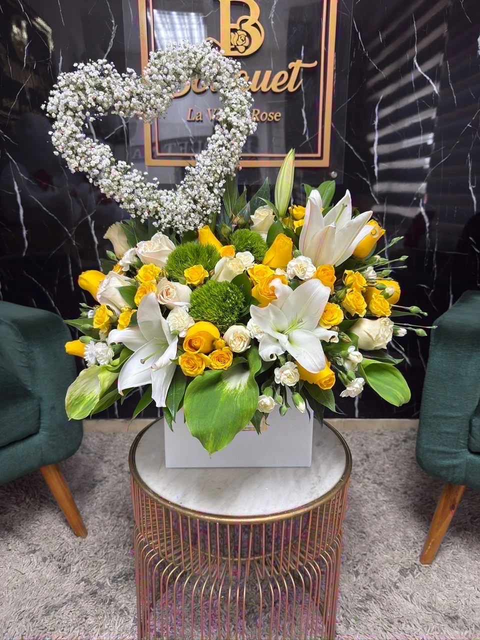 Jardin con corazon de gipso 