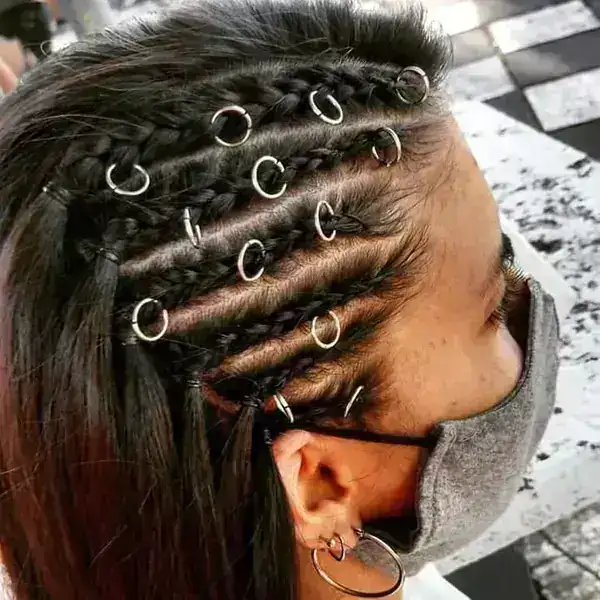 Seis trenzas laterales con argollitas