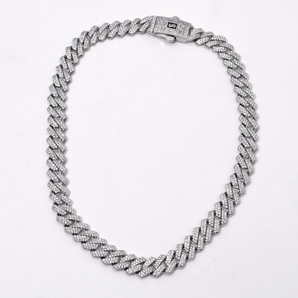 CADENA EN ACERO CON DIAMANTES 