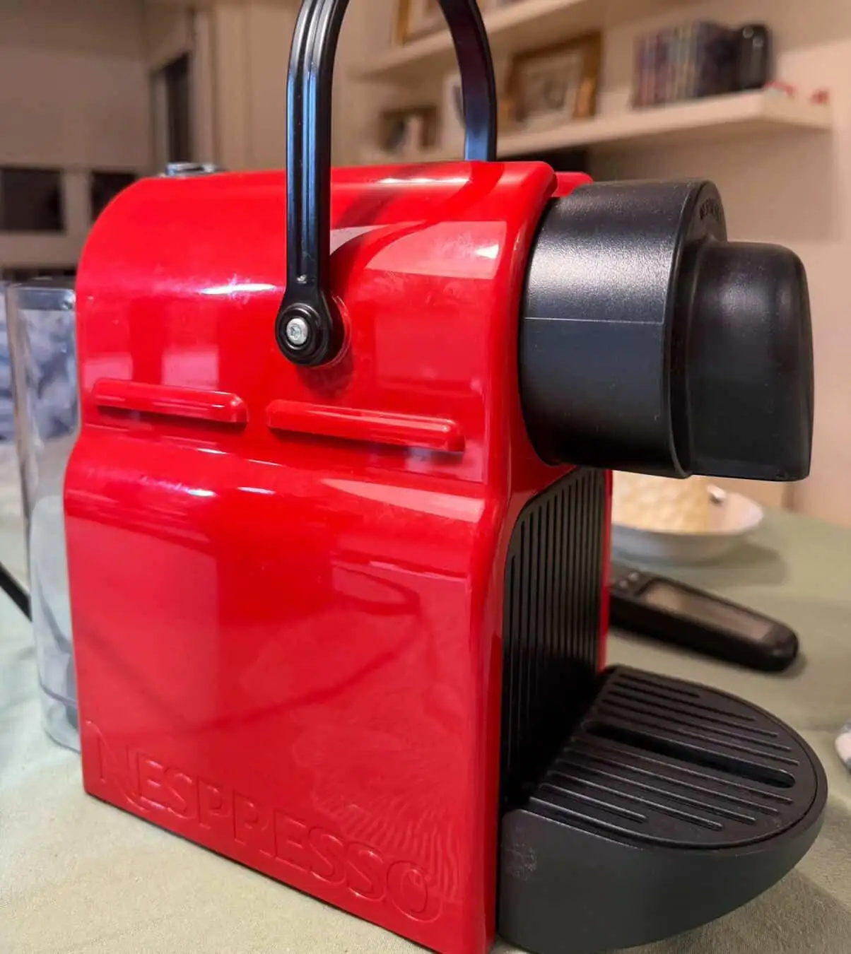 Cafetera Nespresso Inissia roja – cápsulas – excelente estado Descripción: Cafetera Nespresso modelo Inissia, color rojo. Funciona perfecto, ideal para espresso y lungo. Muy práctica y compacta, calienta rápido y ocupa poco espacio. Compatible con cápsulas Nespresso (Original). Se entrega con tanque de agua y bandeja.