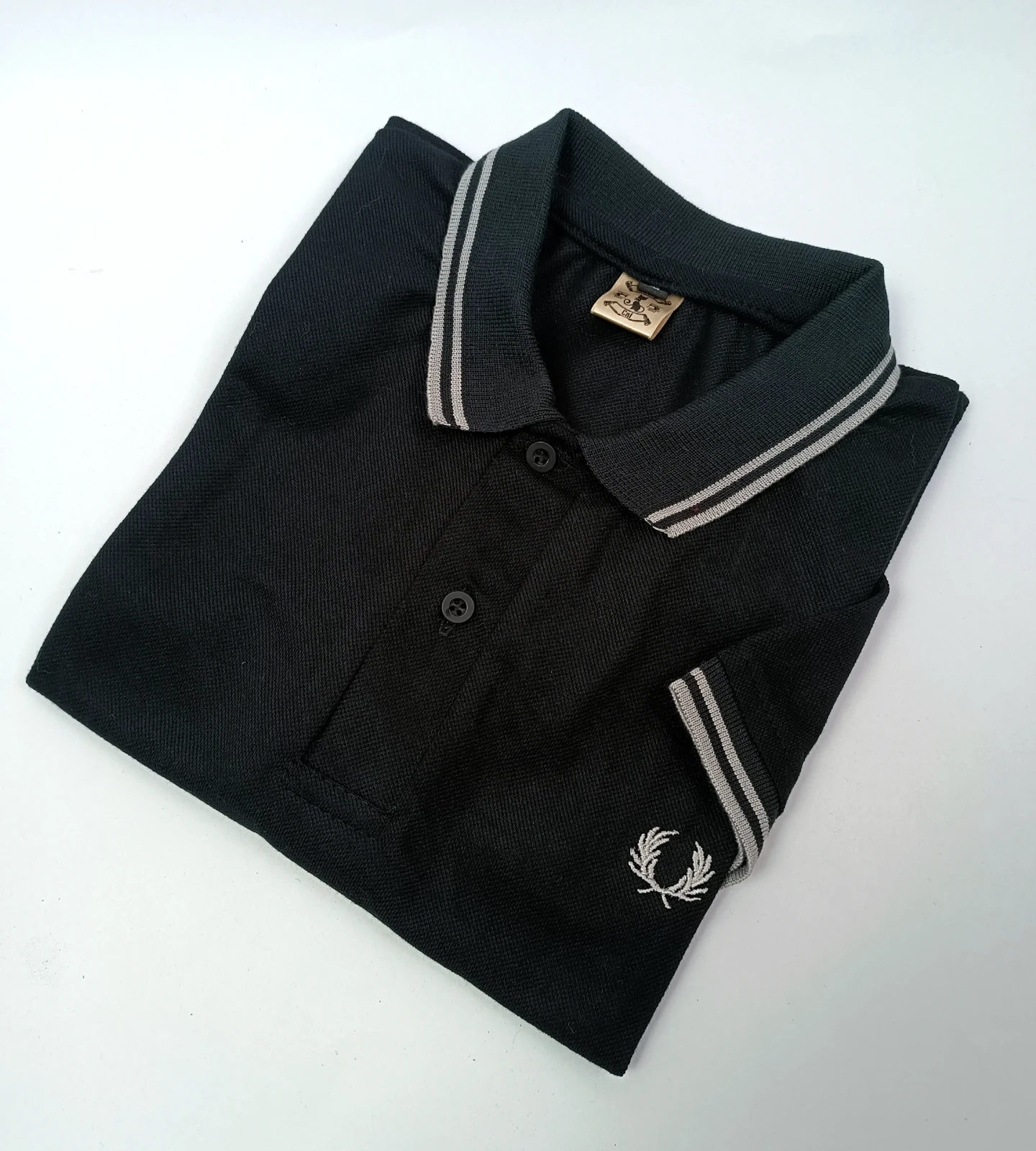 Camisa polo negra con lineas grises
