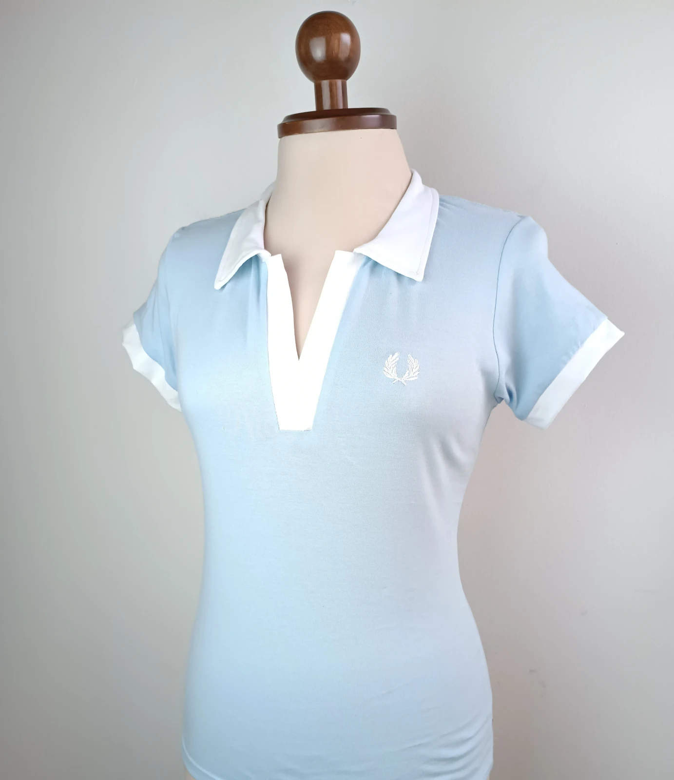 Camisa azul cielo con cuello blanco  2
