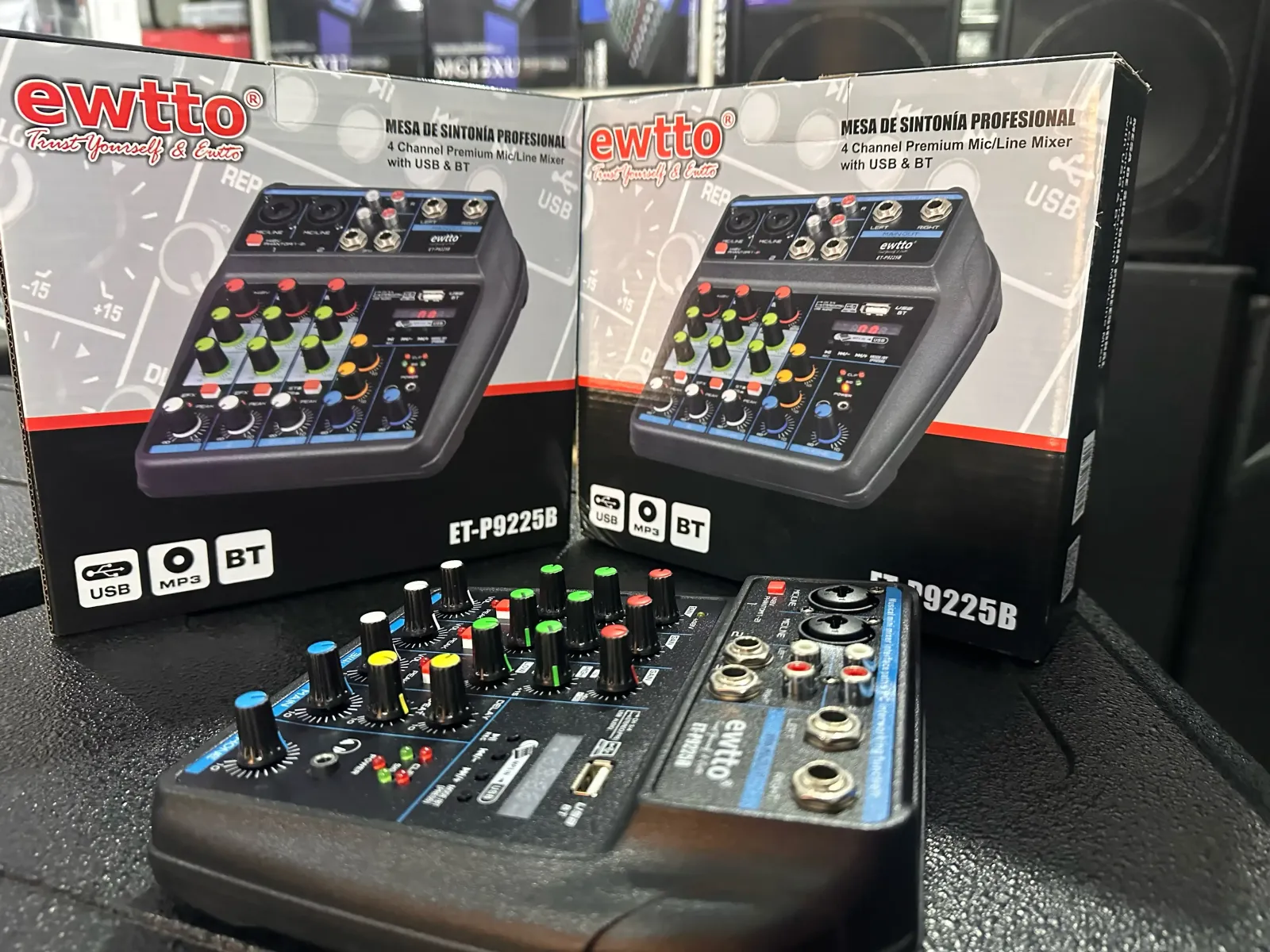 🎛Consola de sonido   ✅️Mezclador de micrófono/línea premium de 4 canales con USB y BT  ✅️ET-P9225B  ✔️USB ✔️MP3 ✔️Bluetooth   ✅️/línea de 4 canales  ✅️Control de ganancia con ecualizador de 3 bandas  ✅️Efector de reverberación  ✅️LED de pico en cada canal  ✅️Salida de auriculares y monitor con control  ✅️Pantalla digital MP3, interfaz USB, BT, grabación  ✅️Salida maestra balanceada XLR 1/4 jack  🚛envíos a todo el país 2