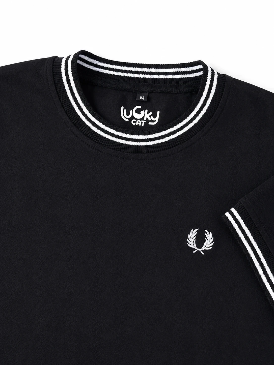 Camiseta negra cuello rayas blancas 