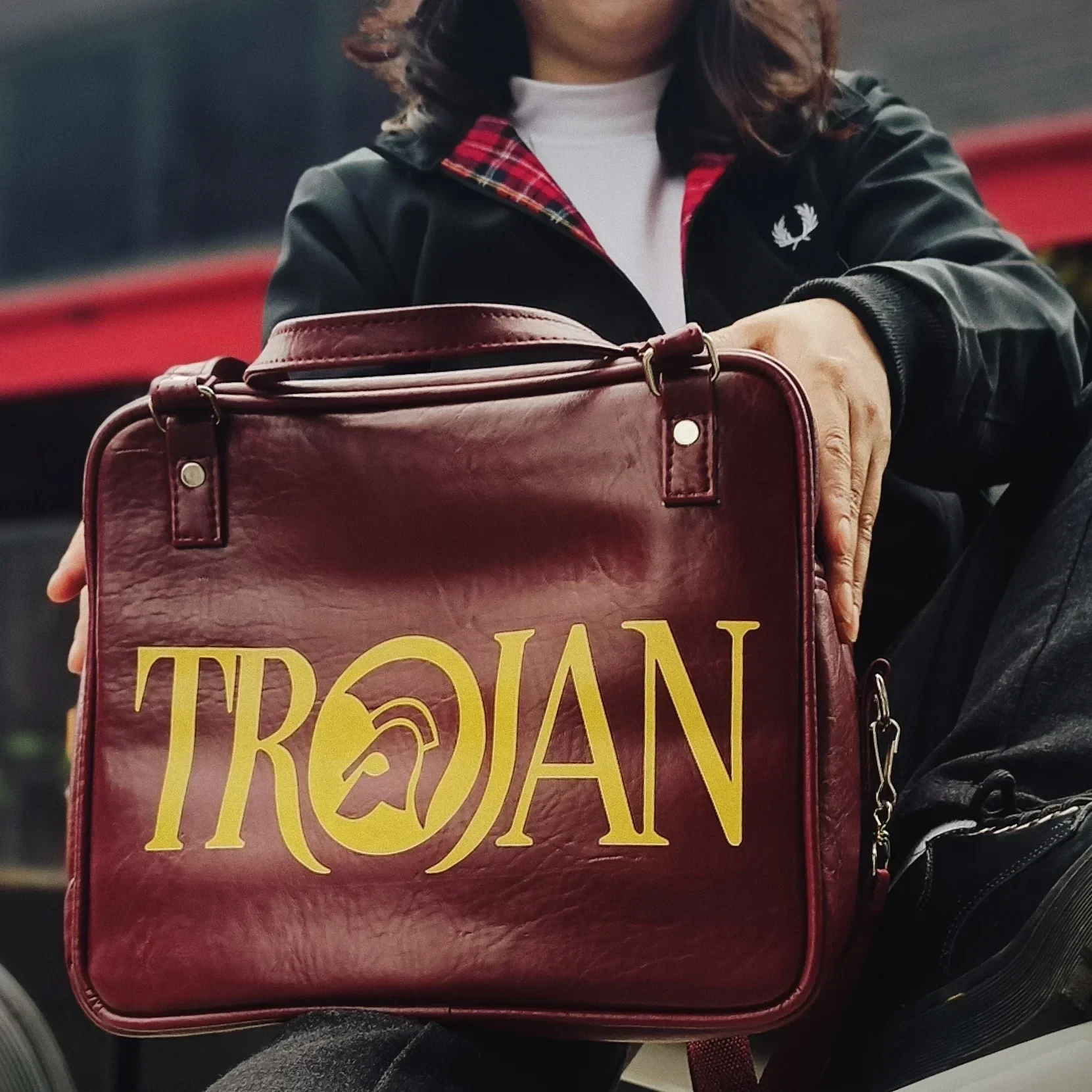 Bolso cuadrado color cherry 