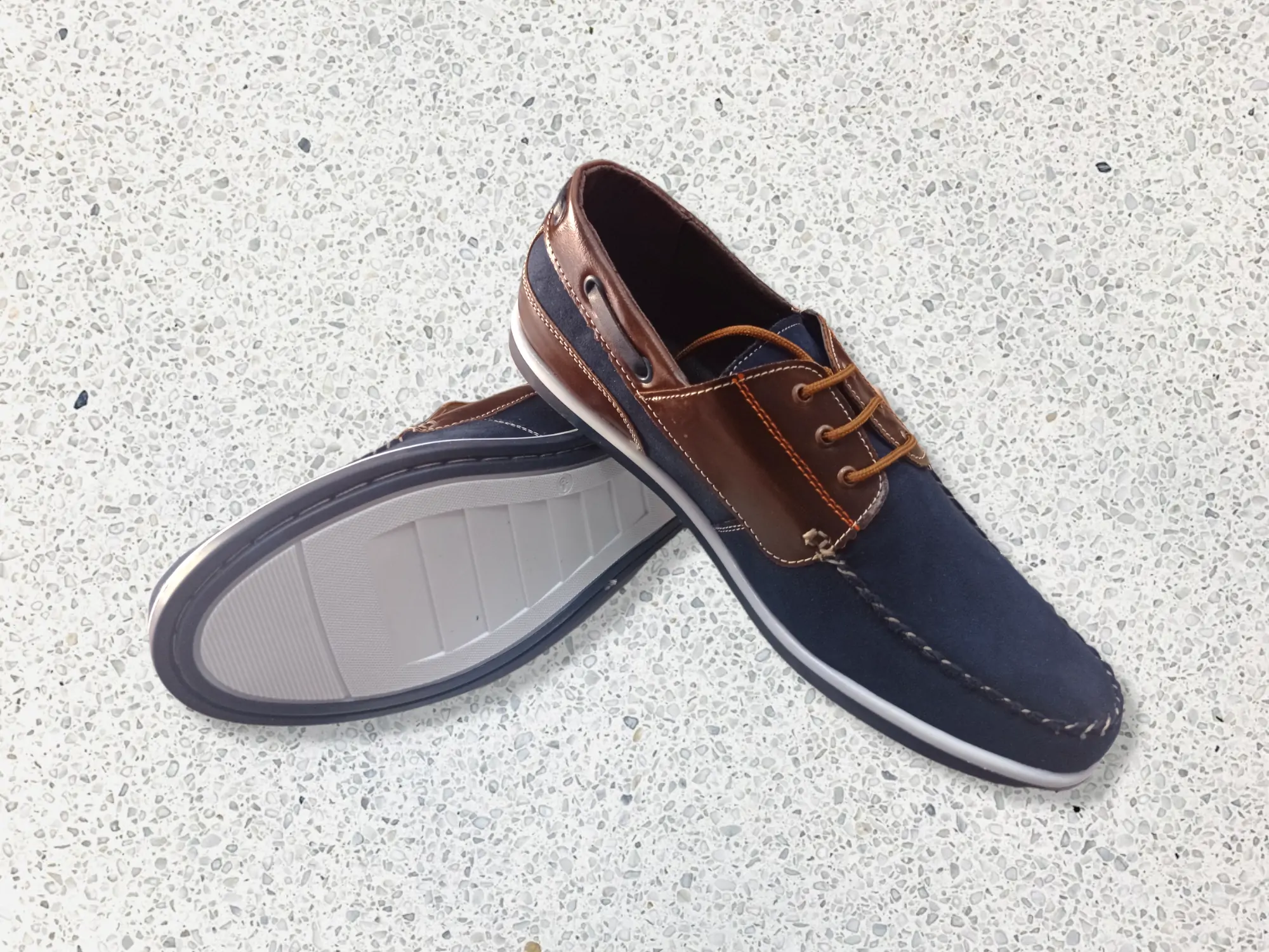 Zapatos con recubrimiento de gamuza, color azul y cafe 2