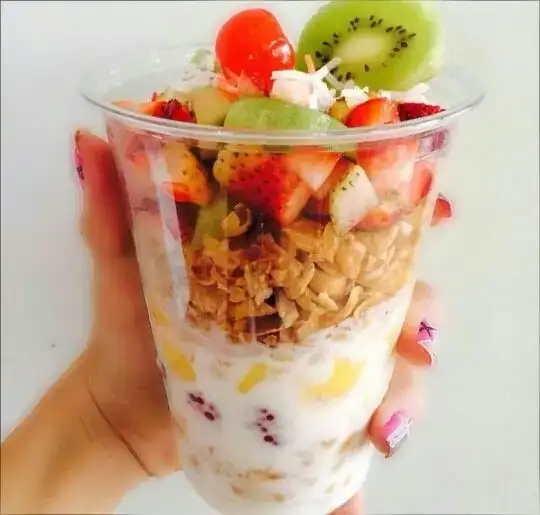 Fruta picada con granola y yogurt