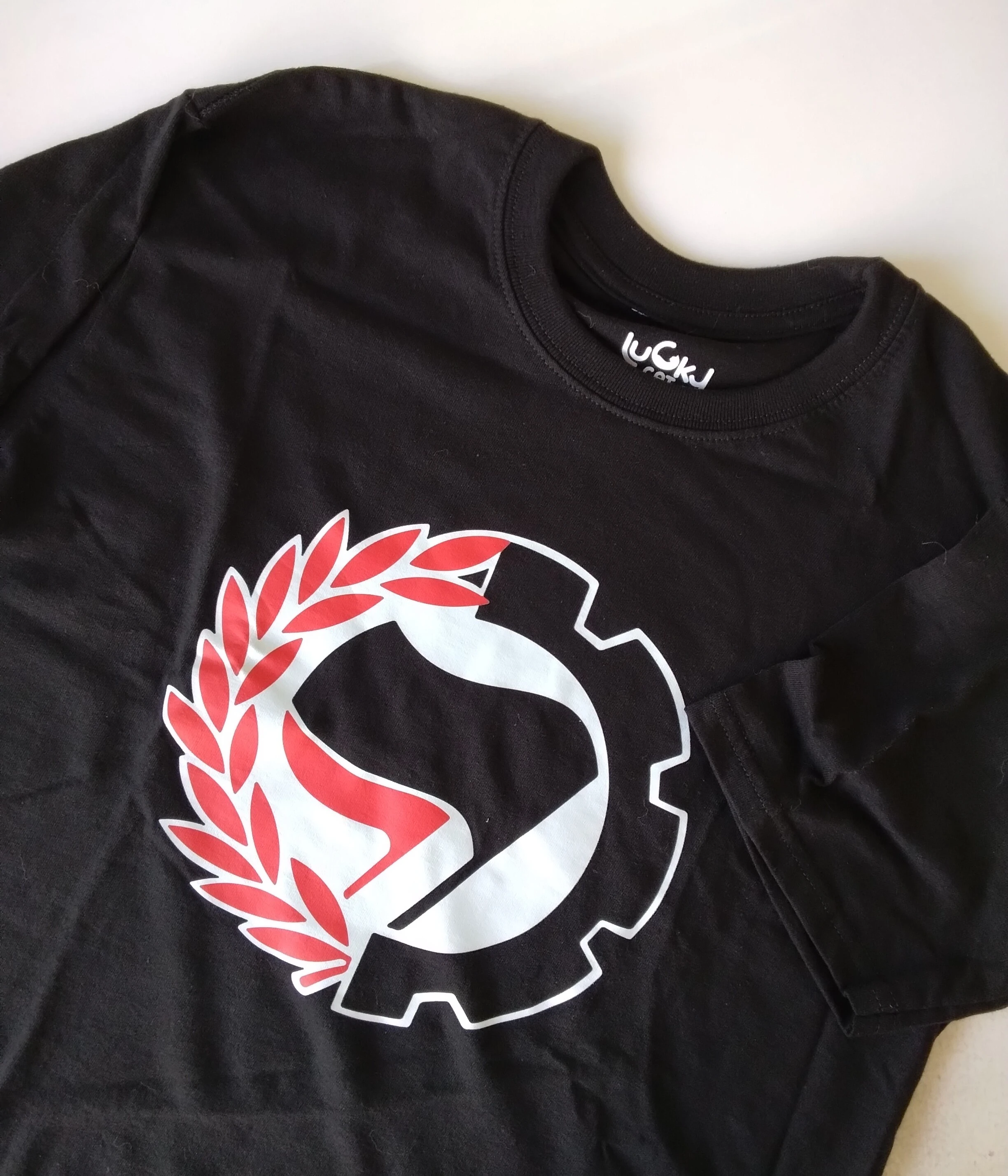 Camiseta estampada logo antifa