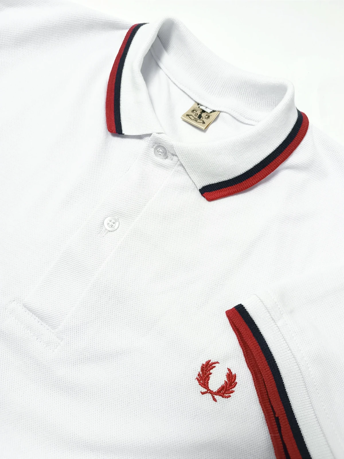 Camisa polo blanca con franja roja y negra 2