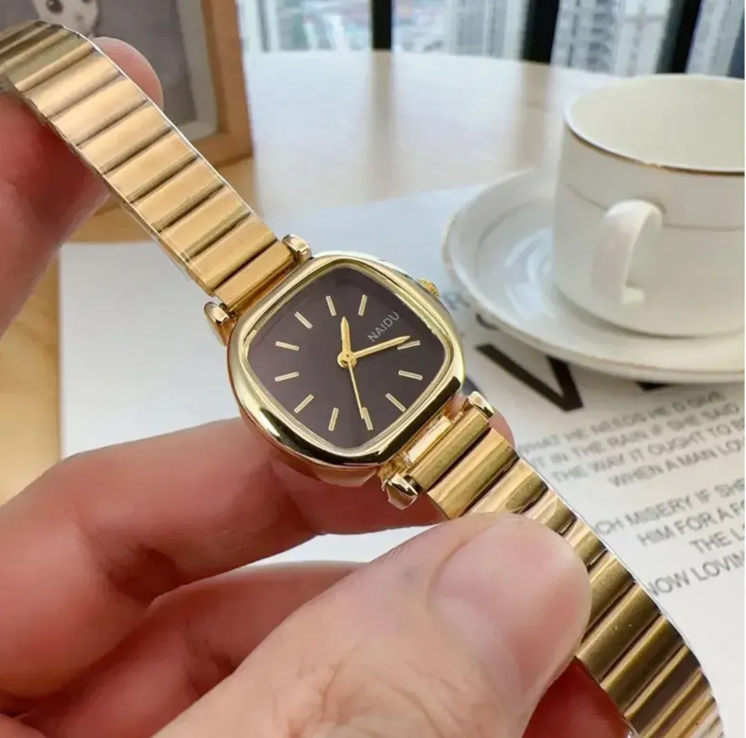 Reloj Naidu Original Acero Análogo Cuadrado Dorado Fondo Negro 3