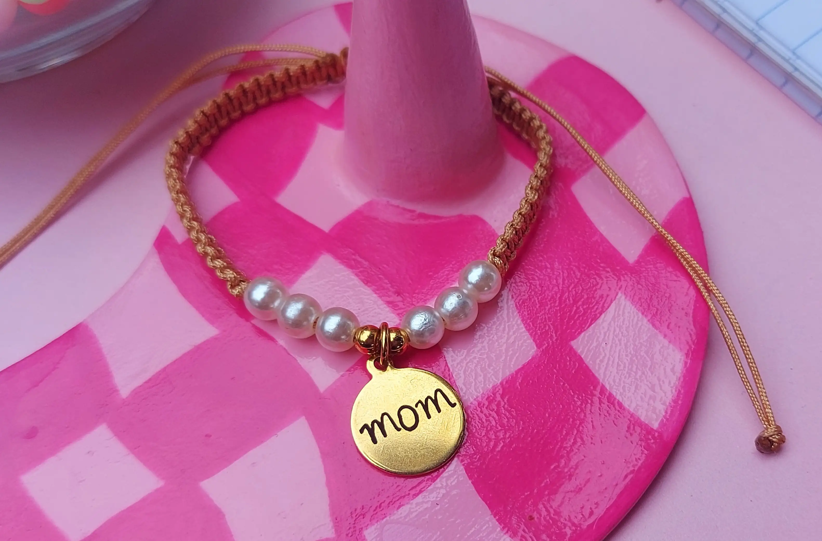 Pulsera con dije MOM 2