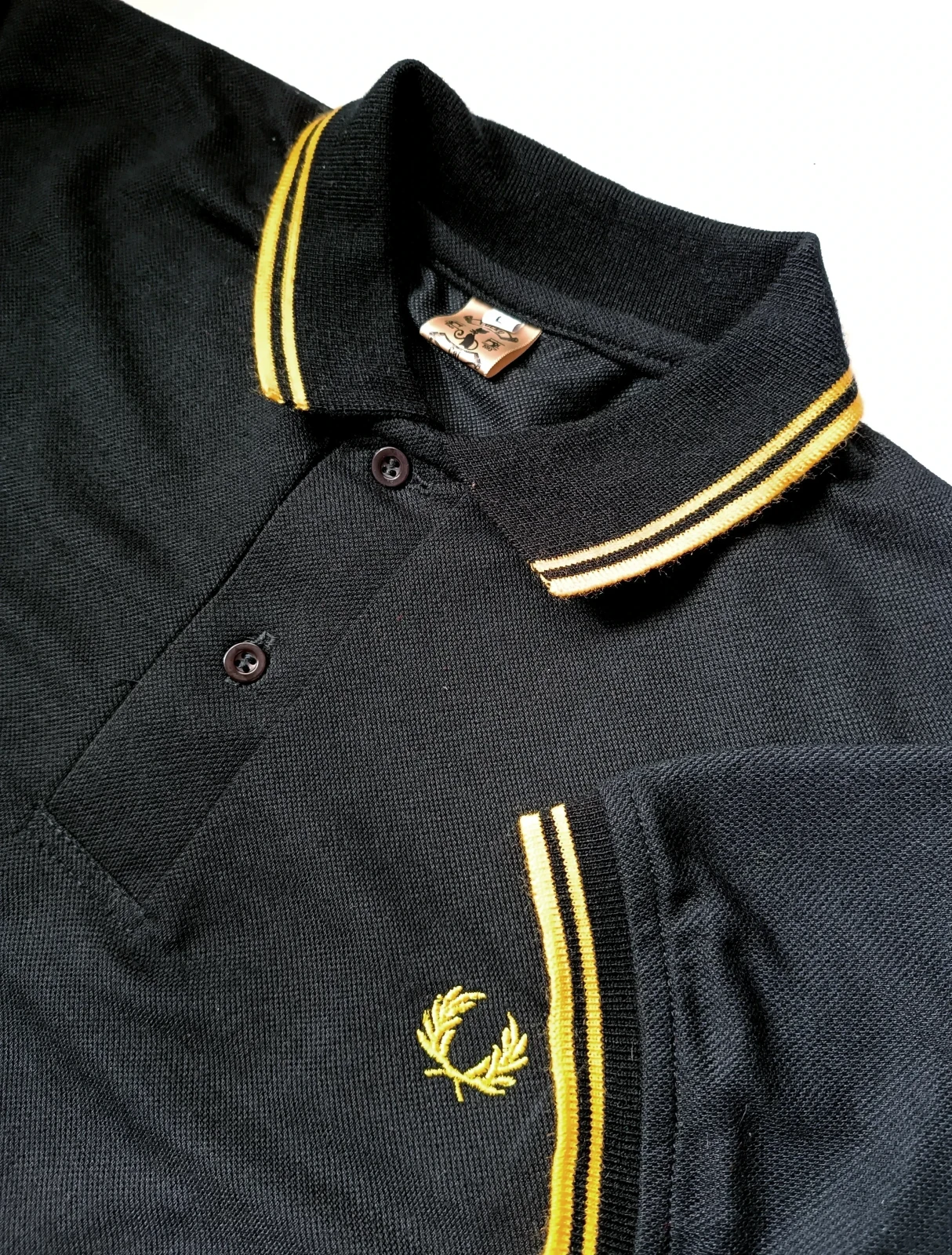 Camisa polo negra con amarillo  2