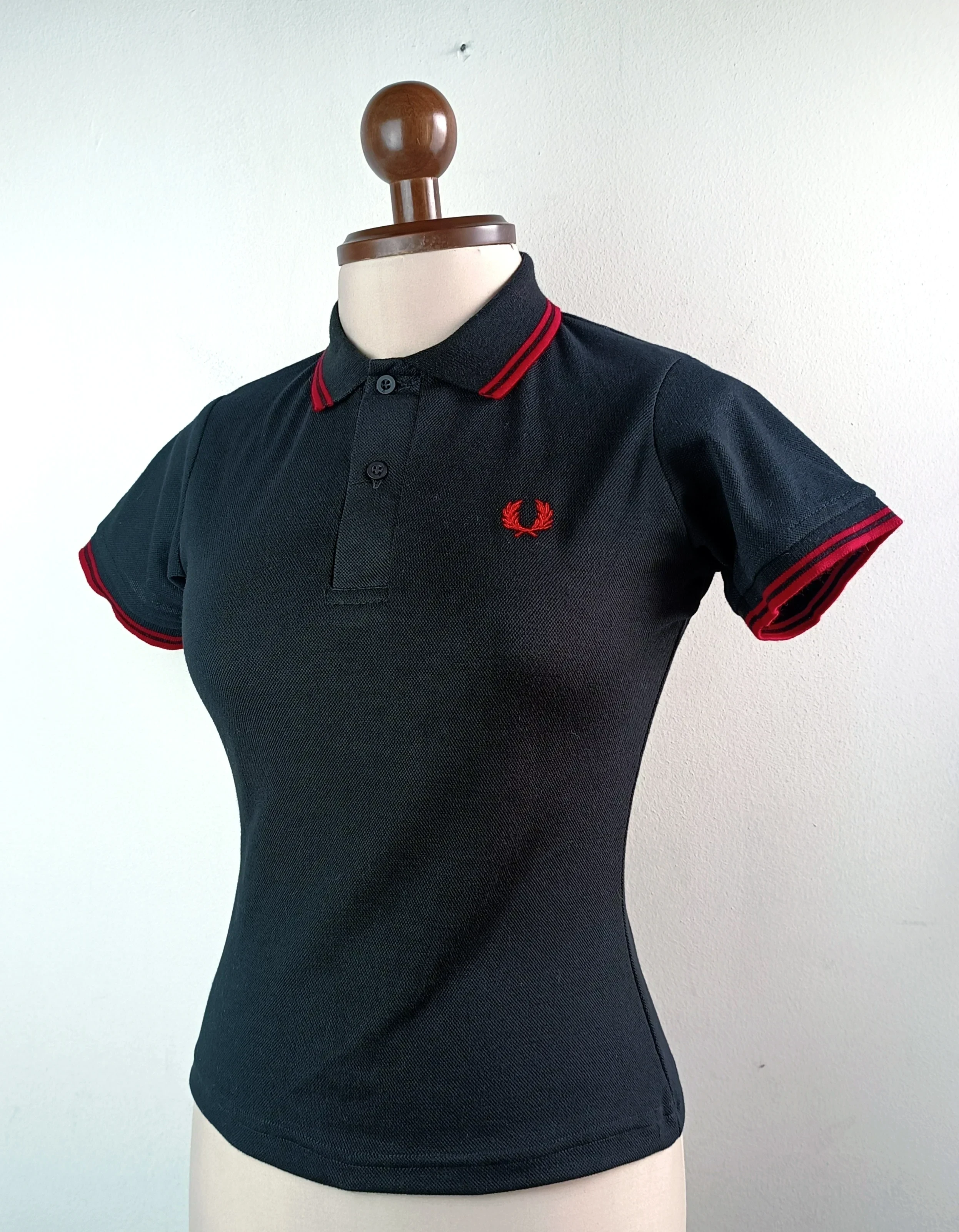 Polo negra con rojo 
