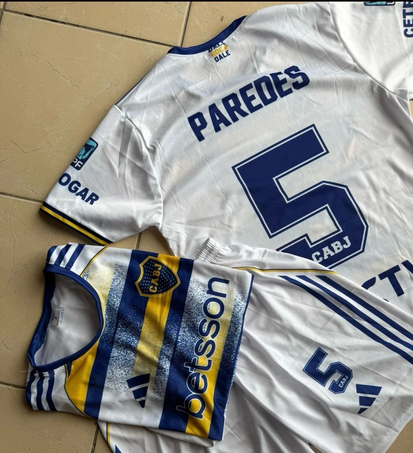 CAMISETA BOCA BORDADA 