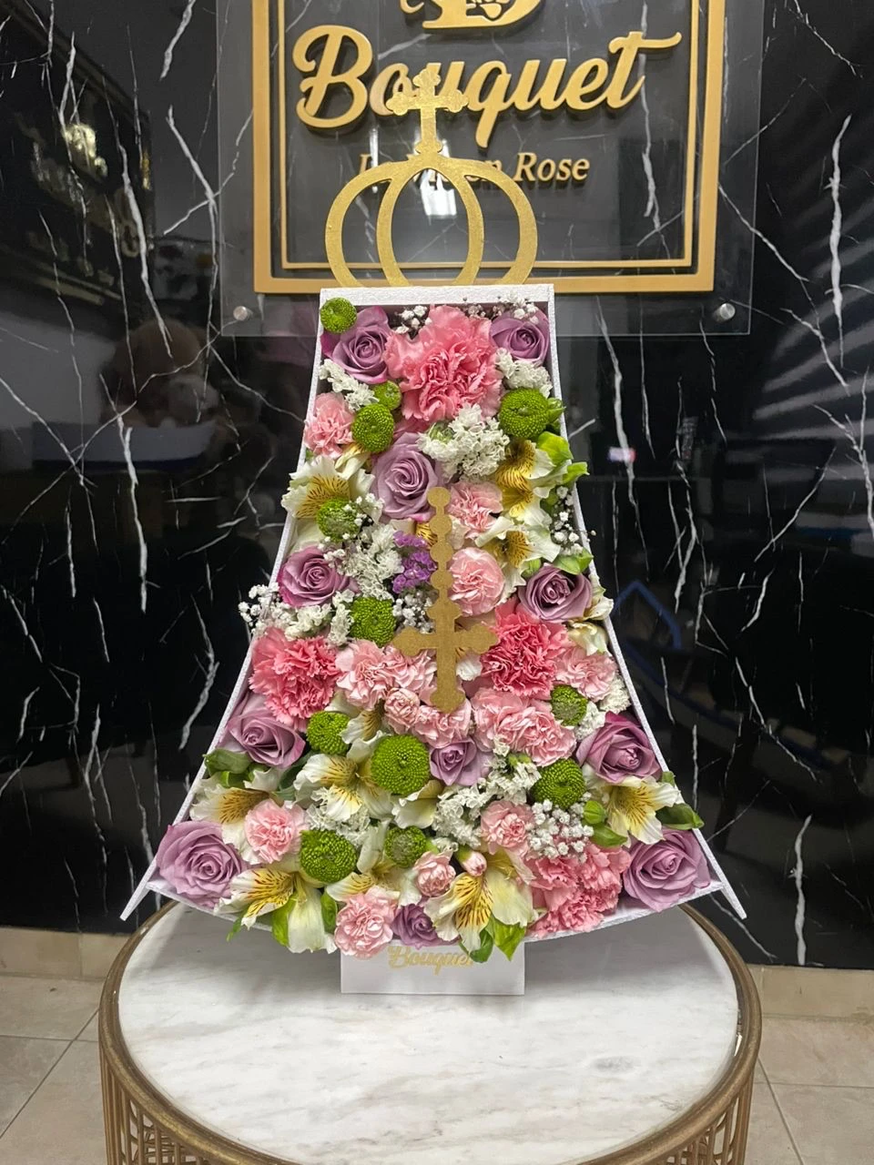 Silueta de virgen del valle flores surtidas 
