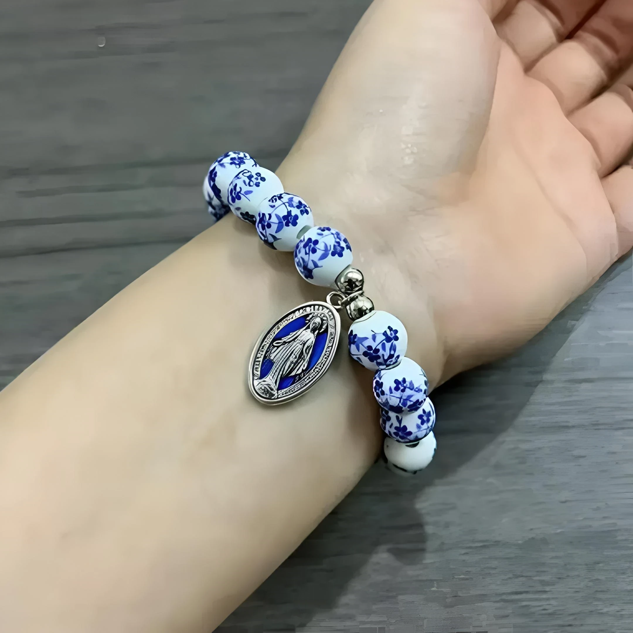A PULSERA CON COLGANTE VÍRGEN