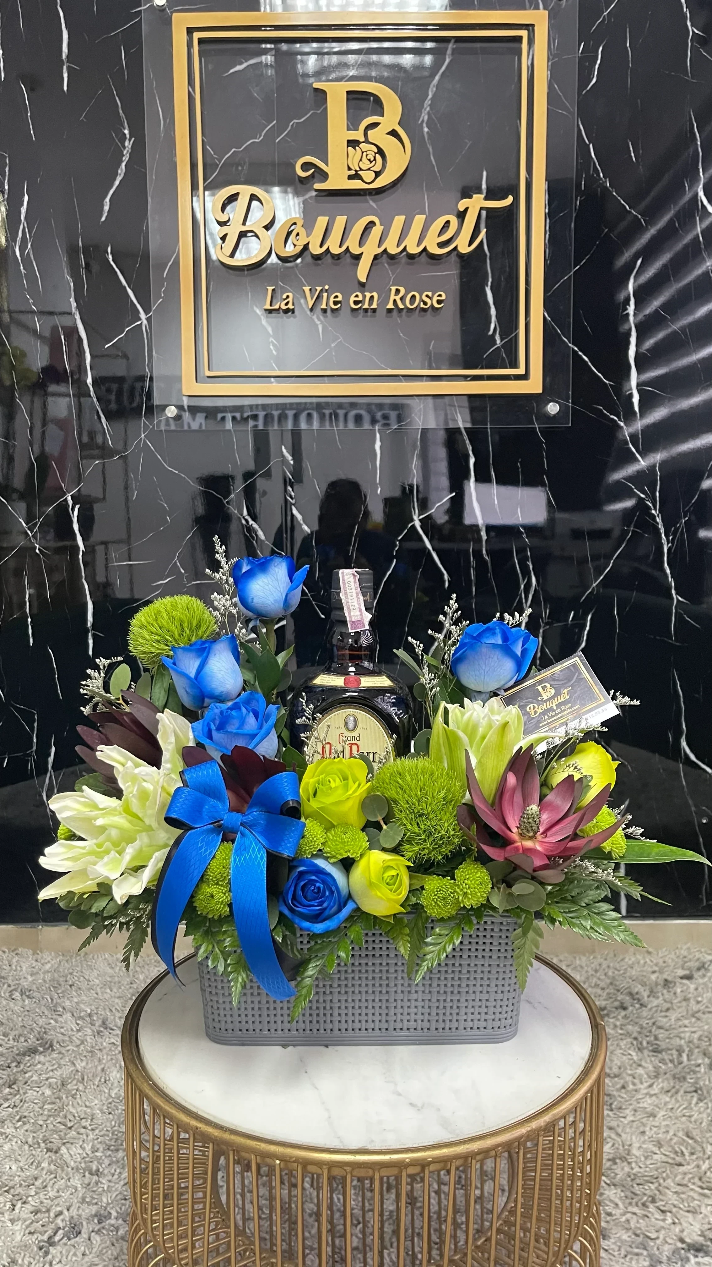 Bouquet de rosas con botella de whisky 12 años