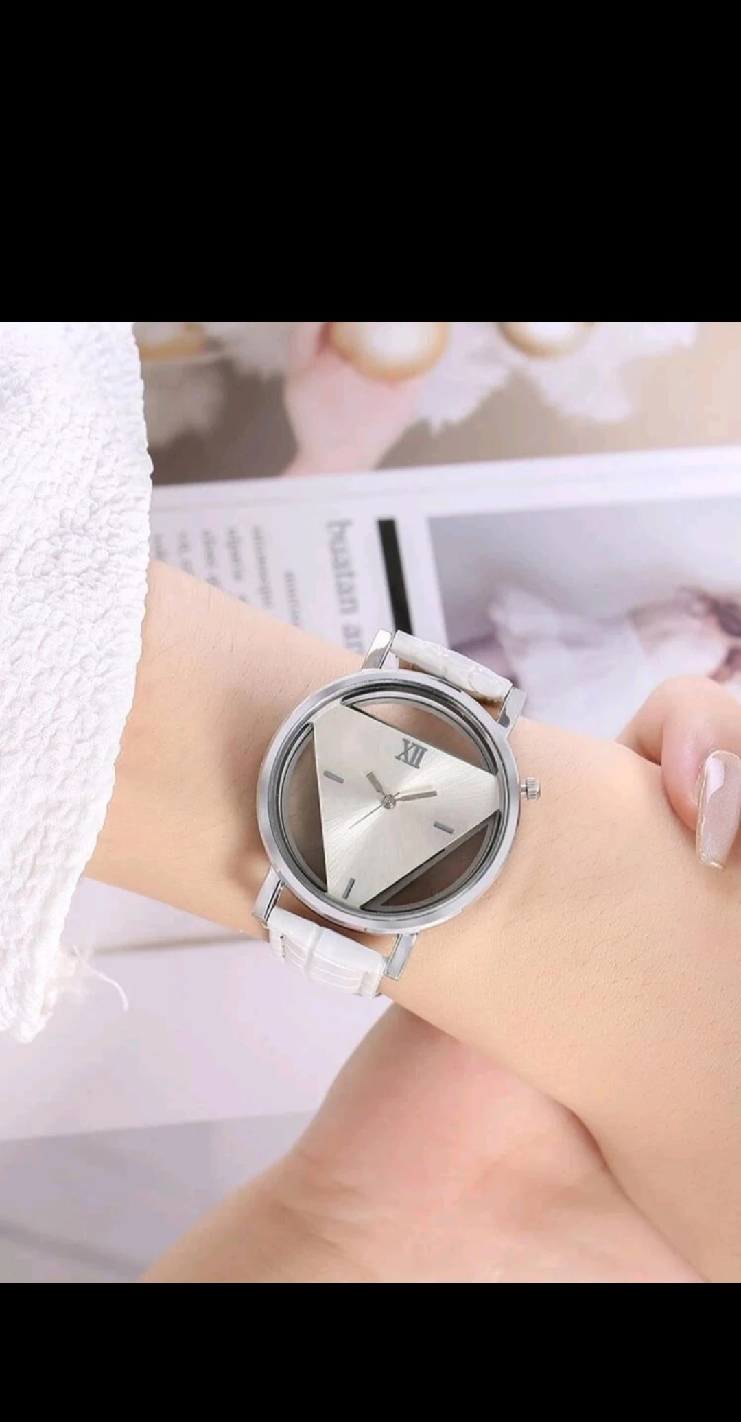 Reloj con diseño triangular/Transparente  2