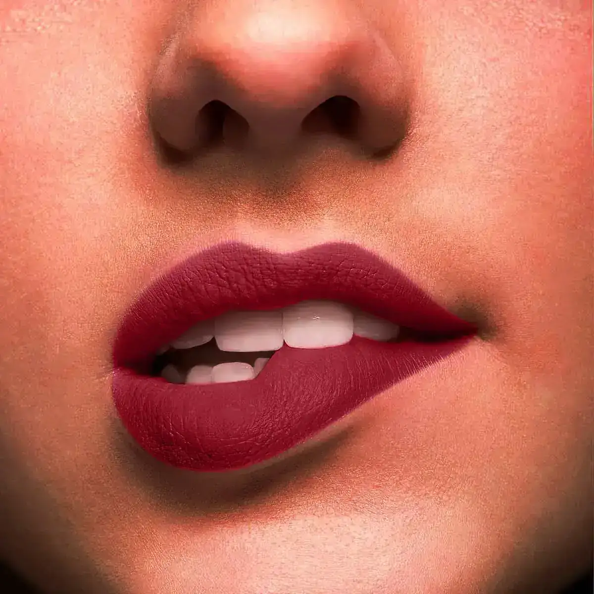 Labial studio look tono wine o clock de Cyzone  2