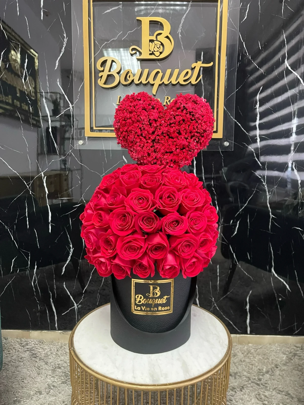 Topiario de rosas con corazon de gipso  2
