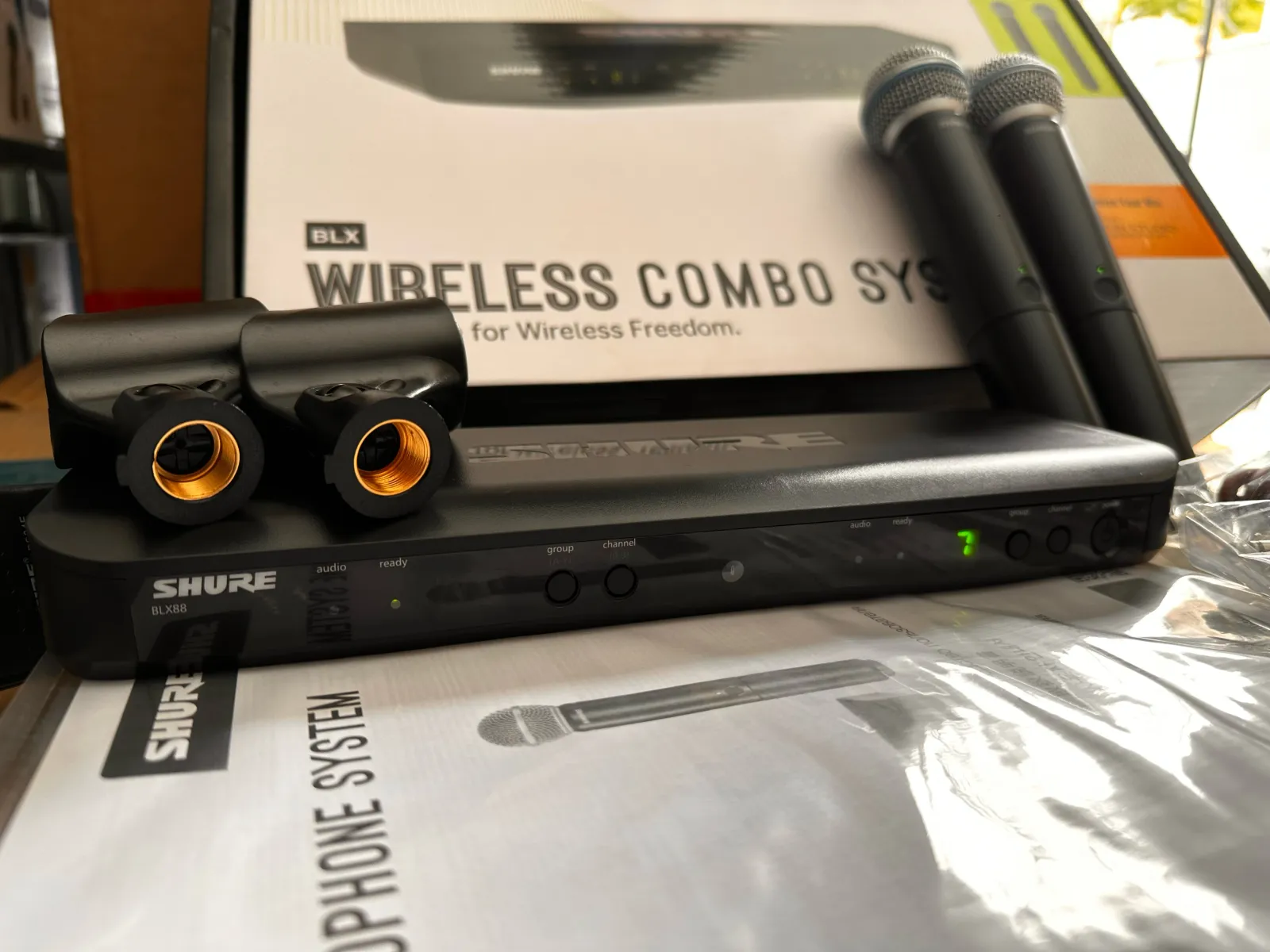 Shure BLX288/B58 PRECIO: 3300Bs Un sistema inalámbrico dual que incluye el receptor BLX88 y dos transmisores de mano BLX2 con cápsulas de micrófono Beta 58A integradas. Es conocido por combinar un sonido de calidad profesional con una configuración sencilla.  Características Principales Calidad de Audio Superior: Ofrece el legendario sonido Shure con claridad profesional y fiabilidad para voces en vivo, discursos o karaoke. Facilidad de Uso: Cuenta con la función "QuickScan" de un solo toque, que localiza rápidamente la mejor frecuencia abierta para evitar interferencias, lo que facilita la configuración. Alcance y Batería: Proporciona un rango de operación de hasta 100 metros (300 pies) y los transmisores funcionan hasta 14 horas continuas con dos pilas AA (incluidas). Construcción Robusta: Los micrófonos Beta 58A están diseñados con una rejilla de malla de acero endurecido y un sistema antigolpes neumático avanzado que minimiza el ruido de manejo y resiste el uso rudo. Patrón Polar Supercardioide: La cápsula Beta 58A tiene un patrón supercardioide uniforme que aísla la fuente de sonido principal y rechaza eficazmente el sonido fuera del eje, proporcionando una alta ganancia antes de la retroalimentación.  9