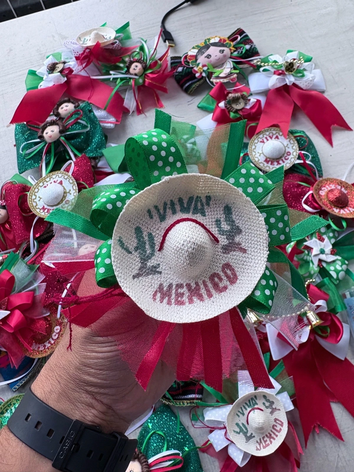Moño Patrio Mexicano Artesanal con Sombrerito y Cascabeles – Accesorio para Fiestas Patrias 10