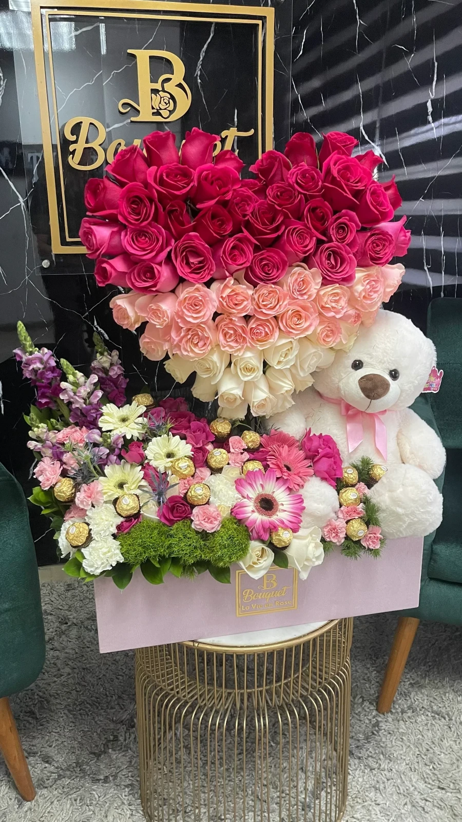 Corazon elevado degradado con jardin y peluche 2