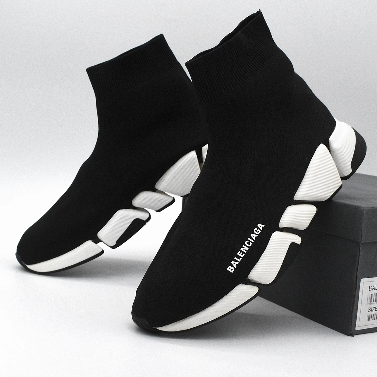 Balenciaga Speed 2.0 en blanco y negro
