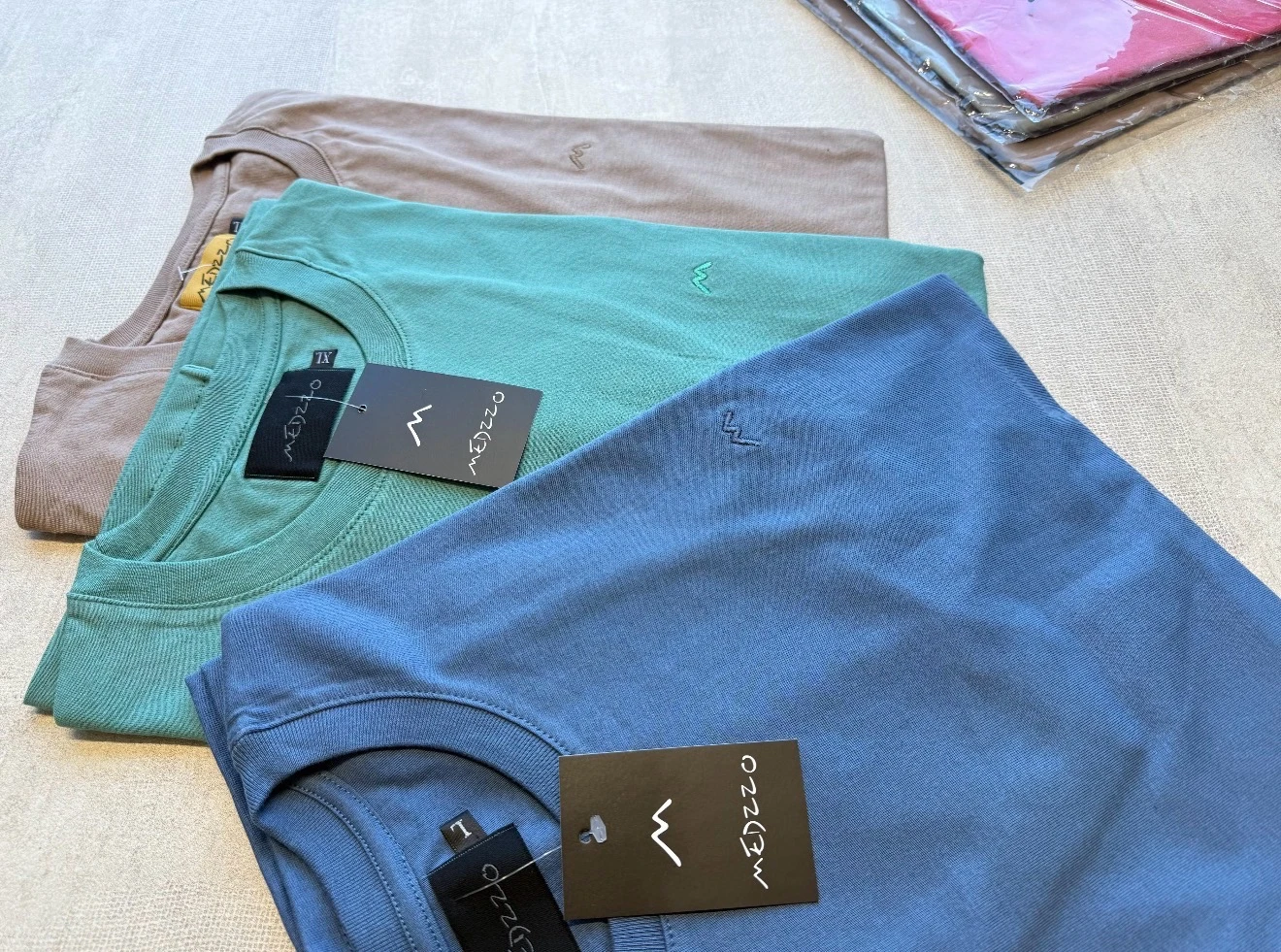 REMERAS LISAS PREMIUM BORDADAS