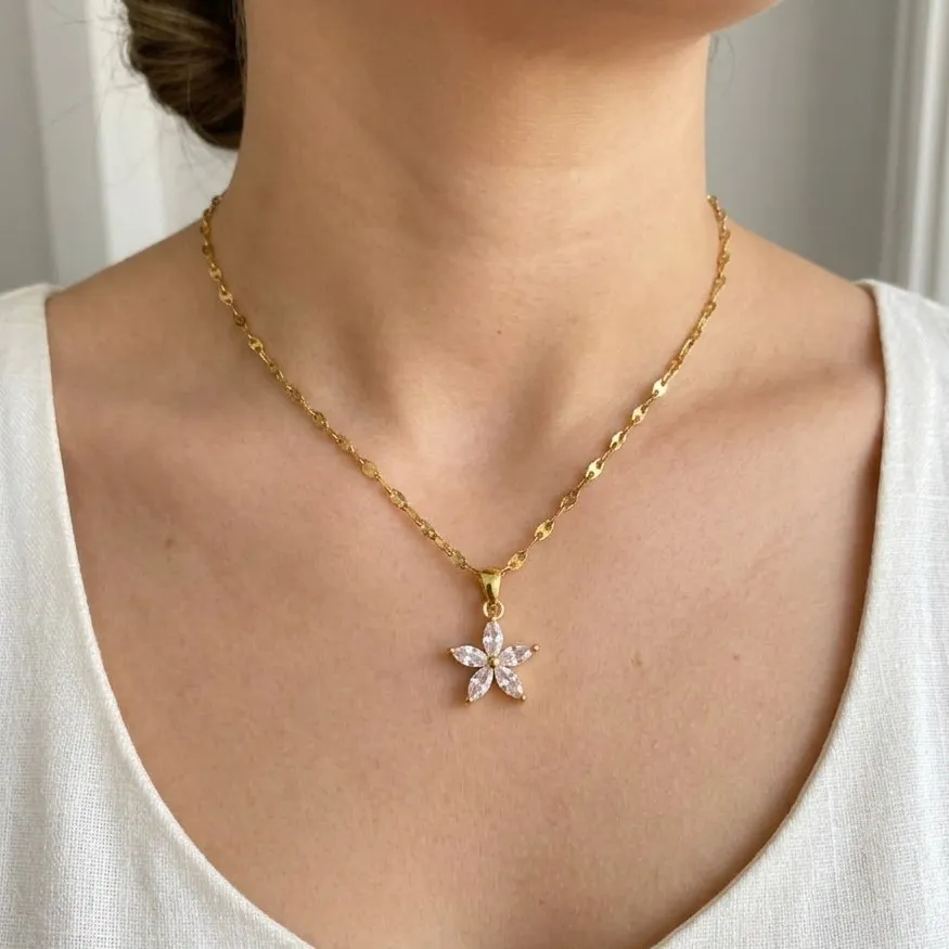 Cadena Y Dije En Acero Con Piedra Circon De Flor Pequeña Blanca 2