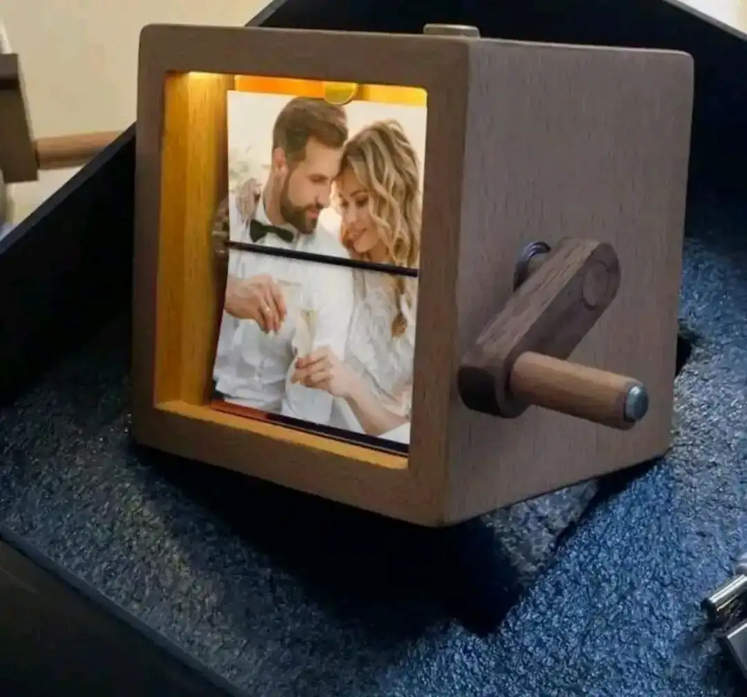 Cubo giratorio de fotos 3D Drawelry, marco de fotos giratorio personalizado que sostiene 8/16 fotos, decoración de exhibición de madera, regalo único y divertido para familia, parejas, cumpleaños, aniversario  2