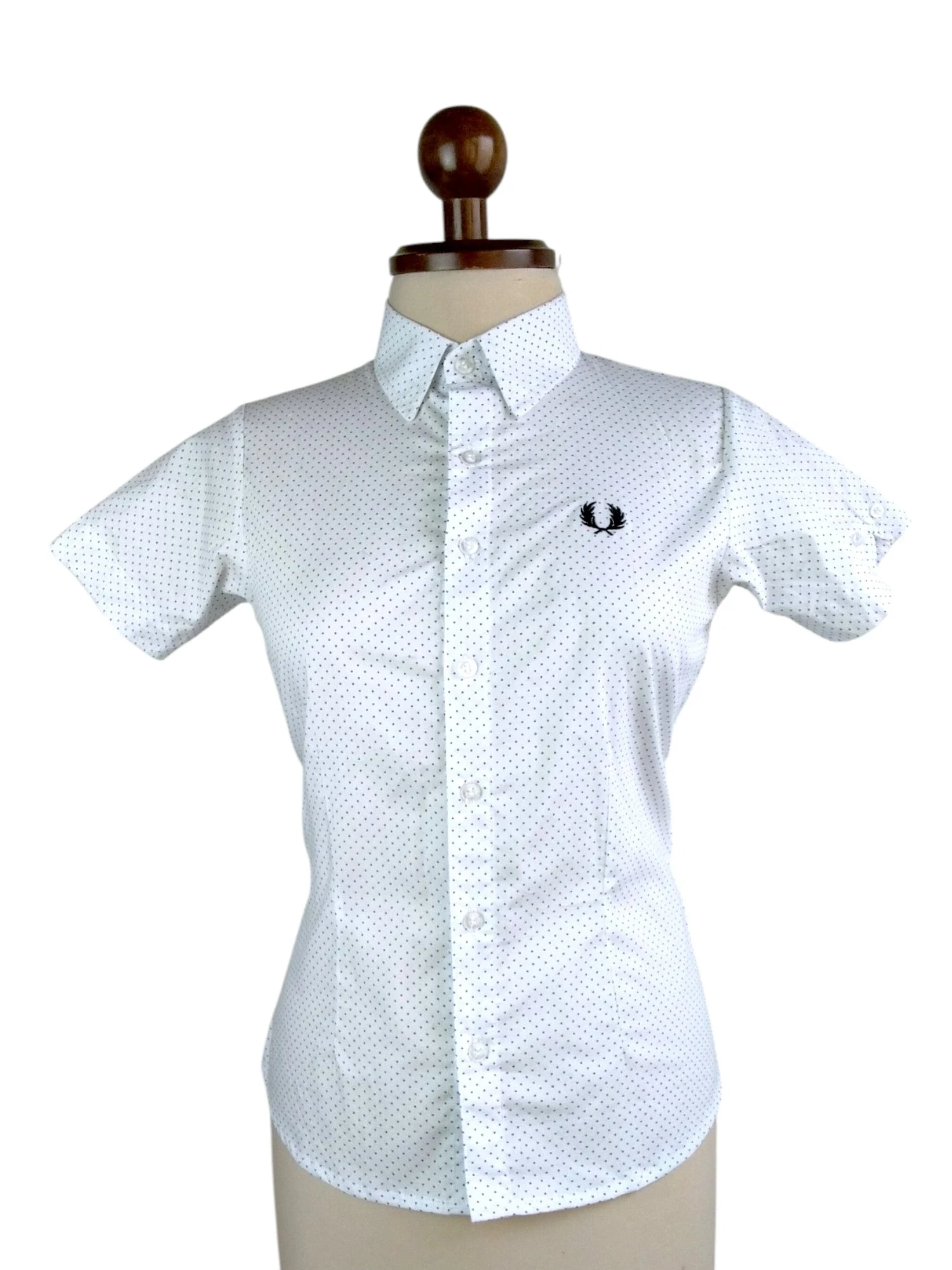 Camisa blanca con flores pequeñas 