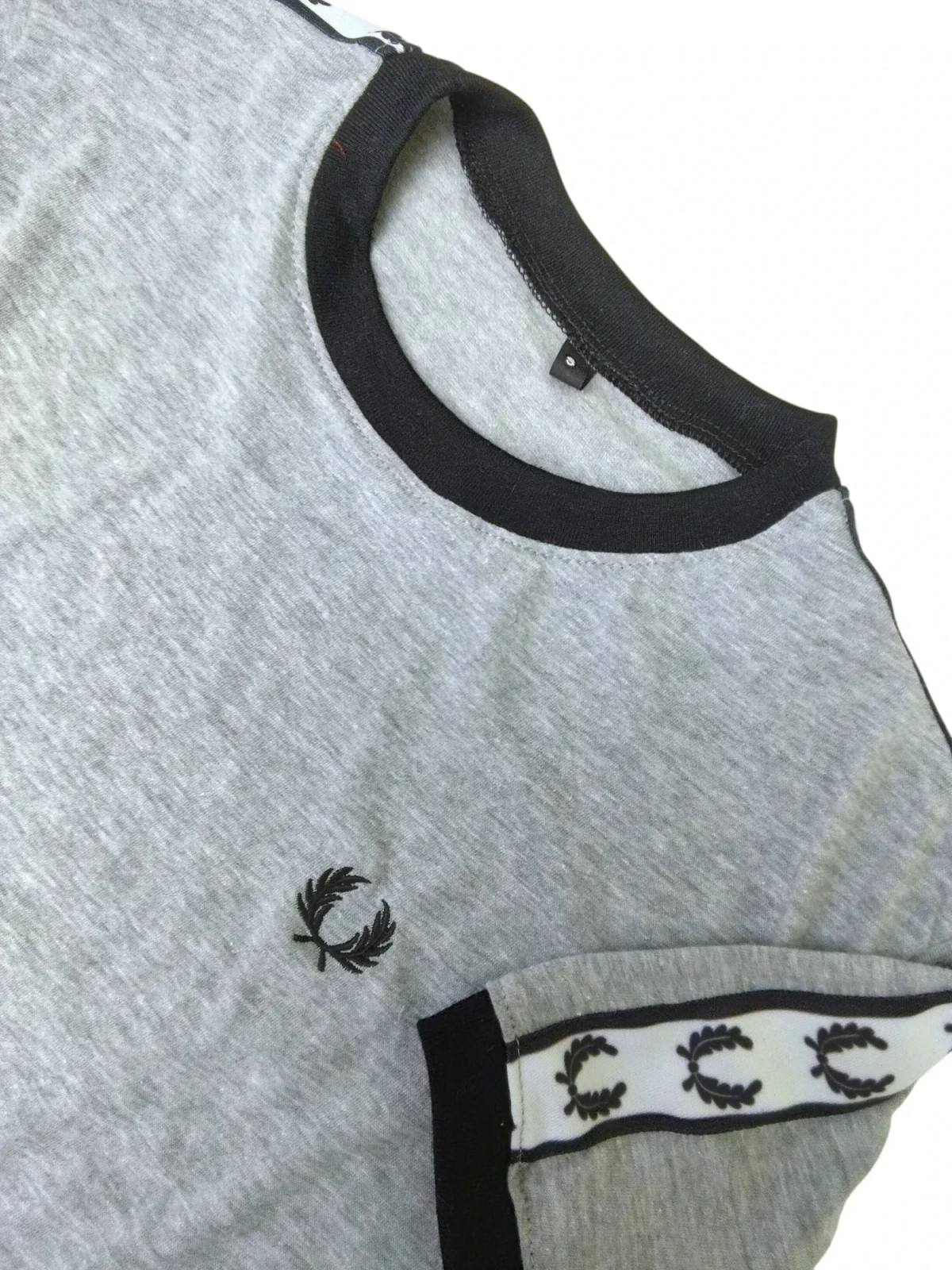 Camiseta gris claro con cinta de laureles 