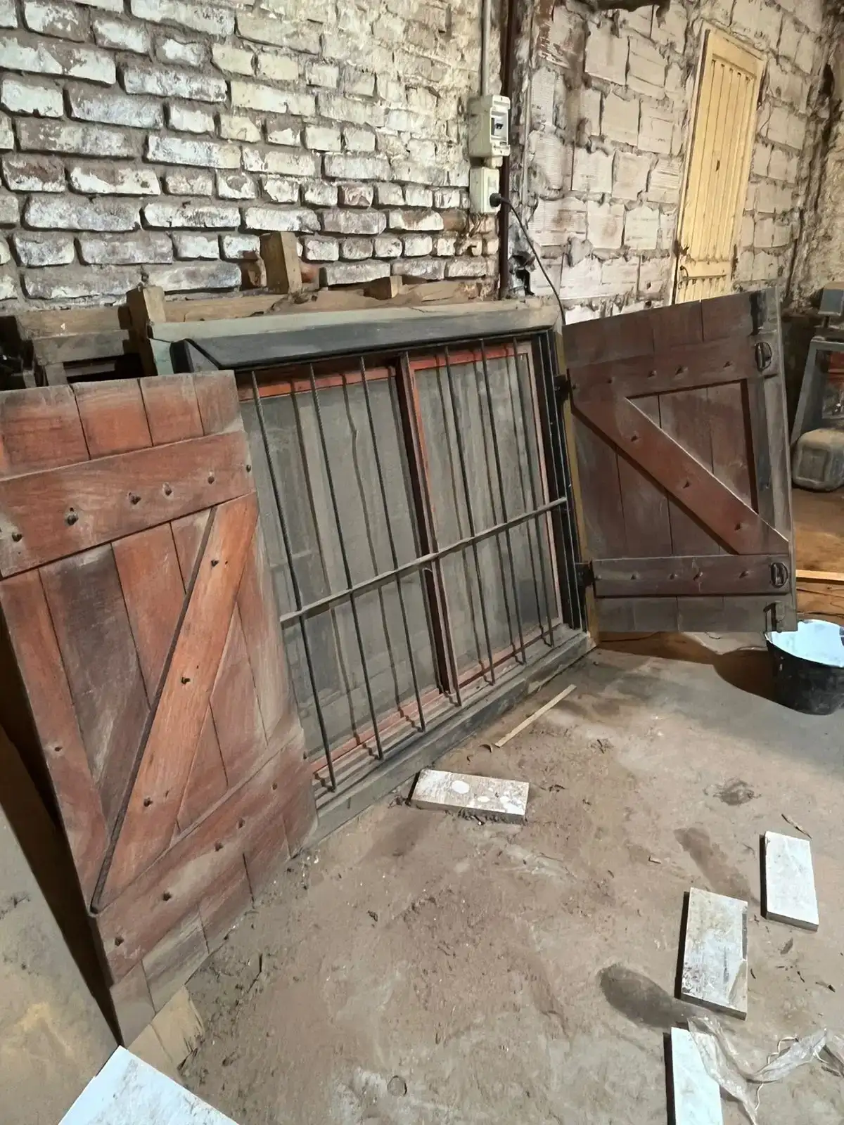 Ventanas con rejas postigos y mosqueteros hay 1 1.50x1.20