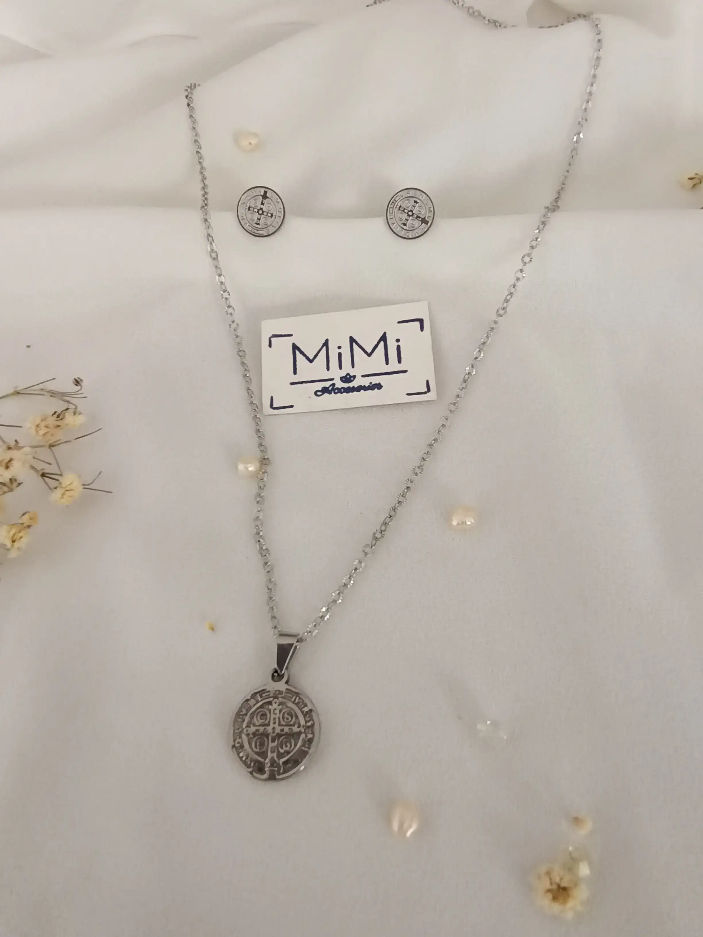 Juego de collar con dije y aritos de San Benito en acero inoxidable