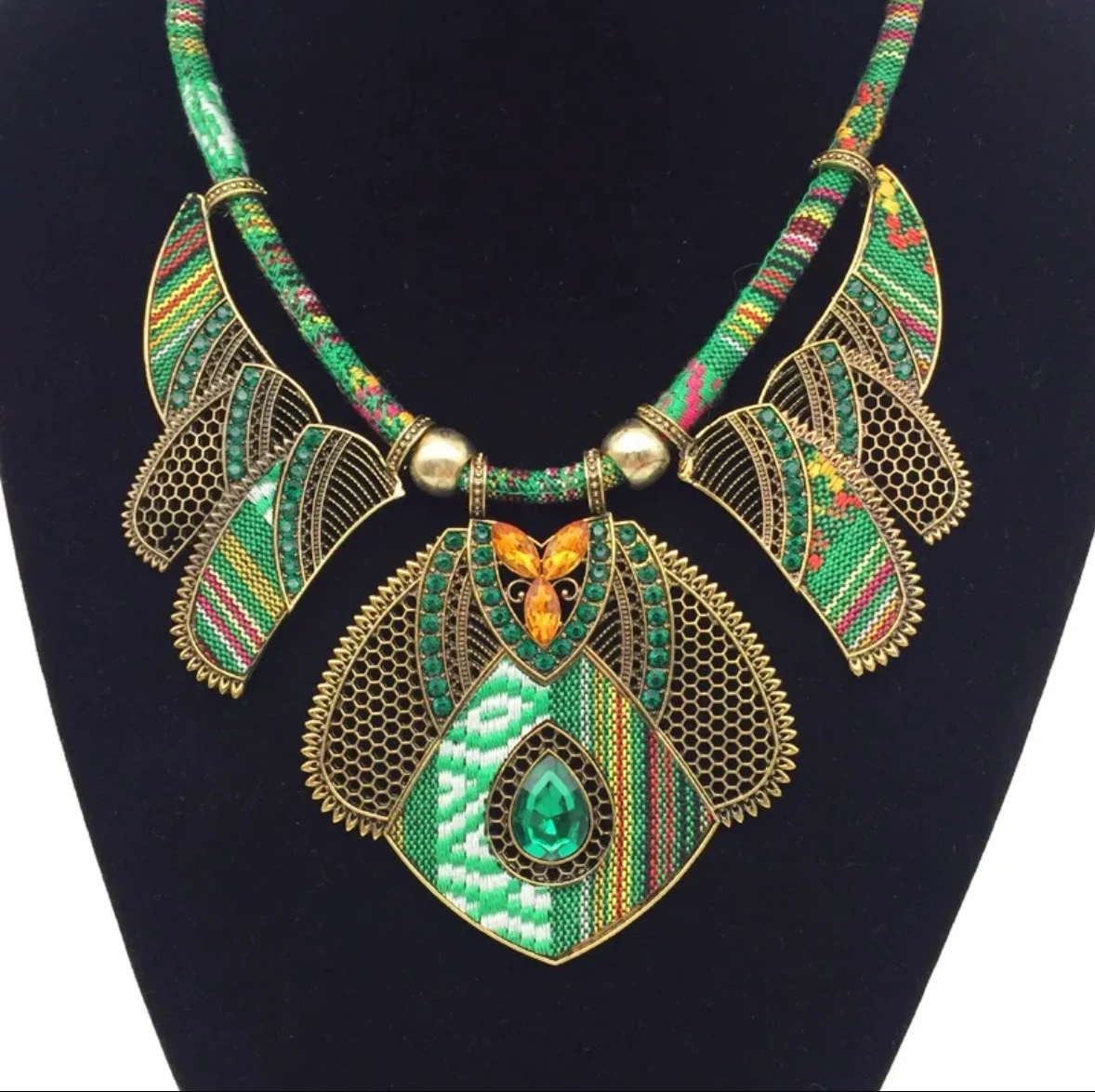 Collar con diseño étnico y textura de aguayo 