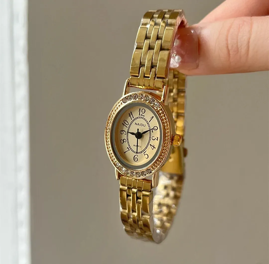 Reloj Naidu Original Acero Análogo Ovalado Dorado Fondo Dorado
