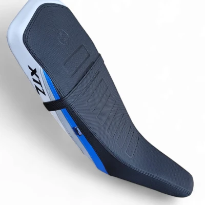 TP Xtz 125 forro jc 08 premium Negro con franja celeste, franja gris y cola blanca