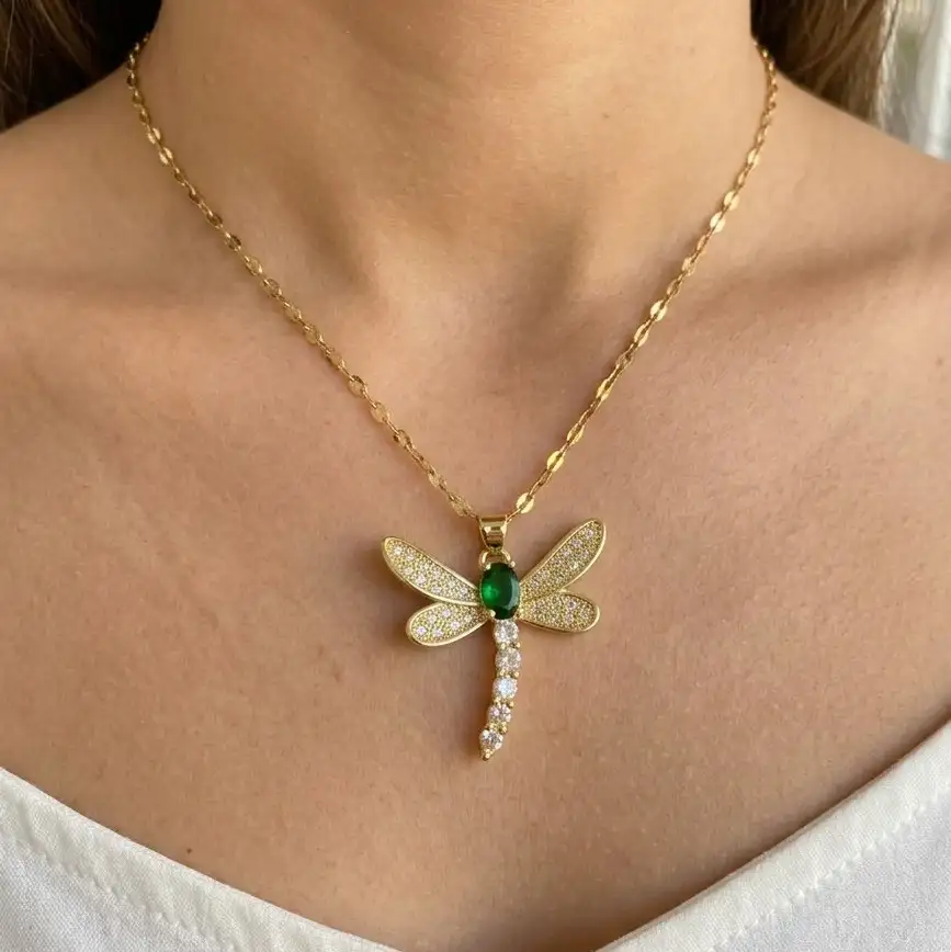 Cadena Y Dije En Acero Con Piedra Circon De Libelula Blanca Verde Esmeralda  2