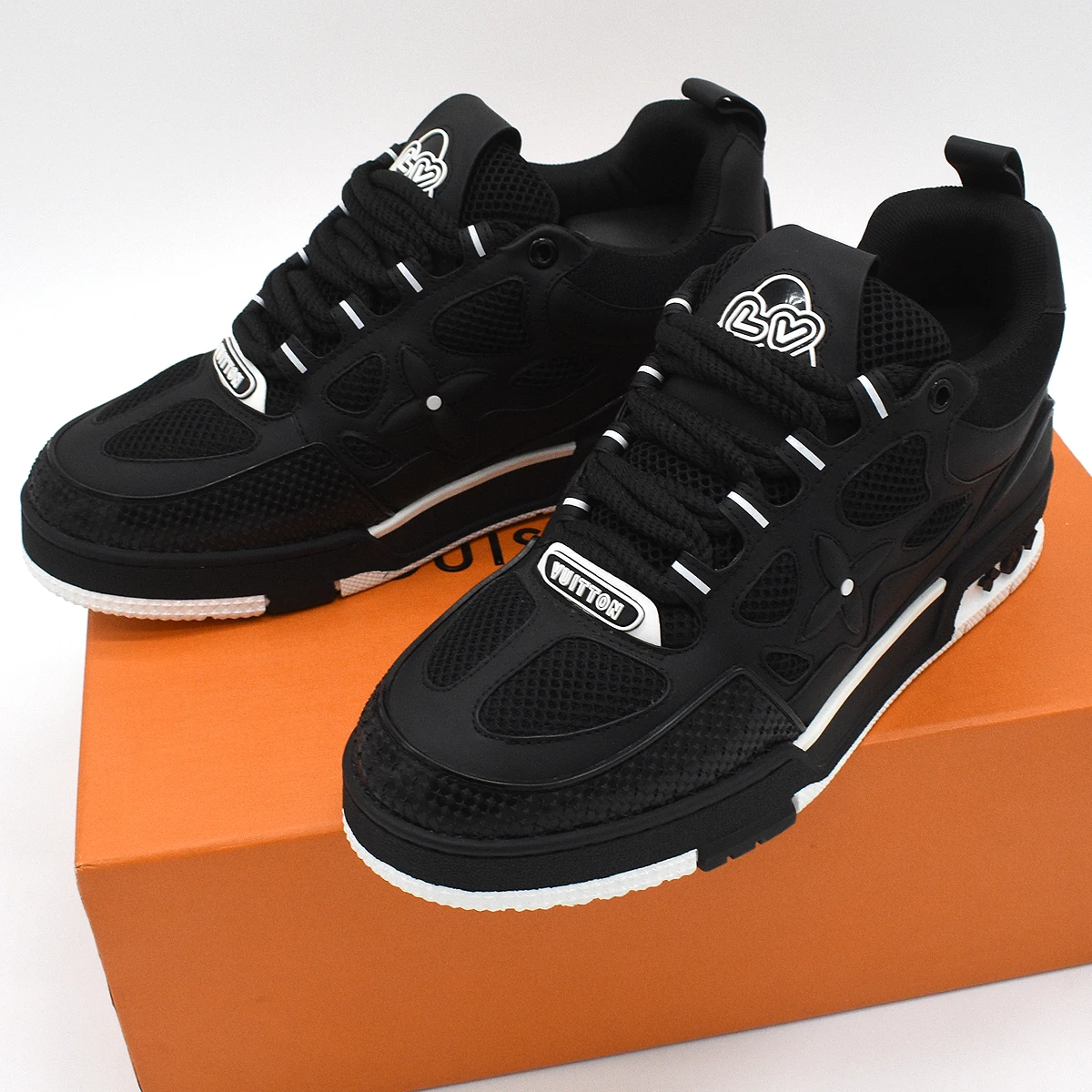 Louis Vuitton LV Skate Sneaker en blanco y negro 4