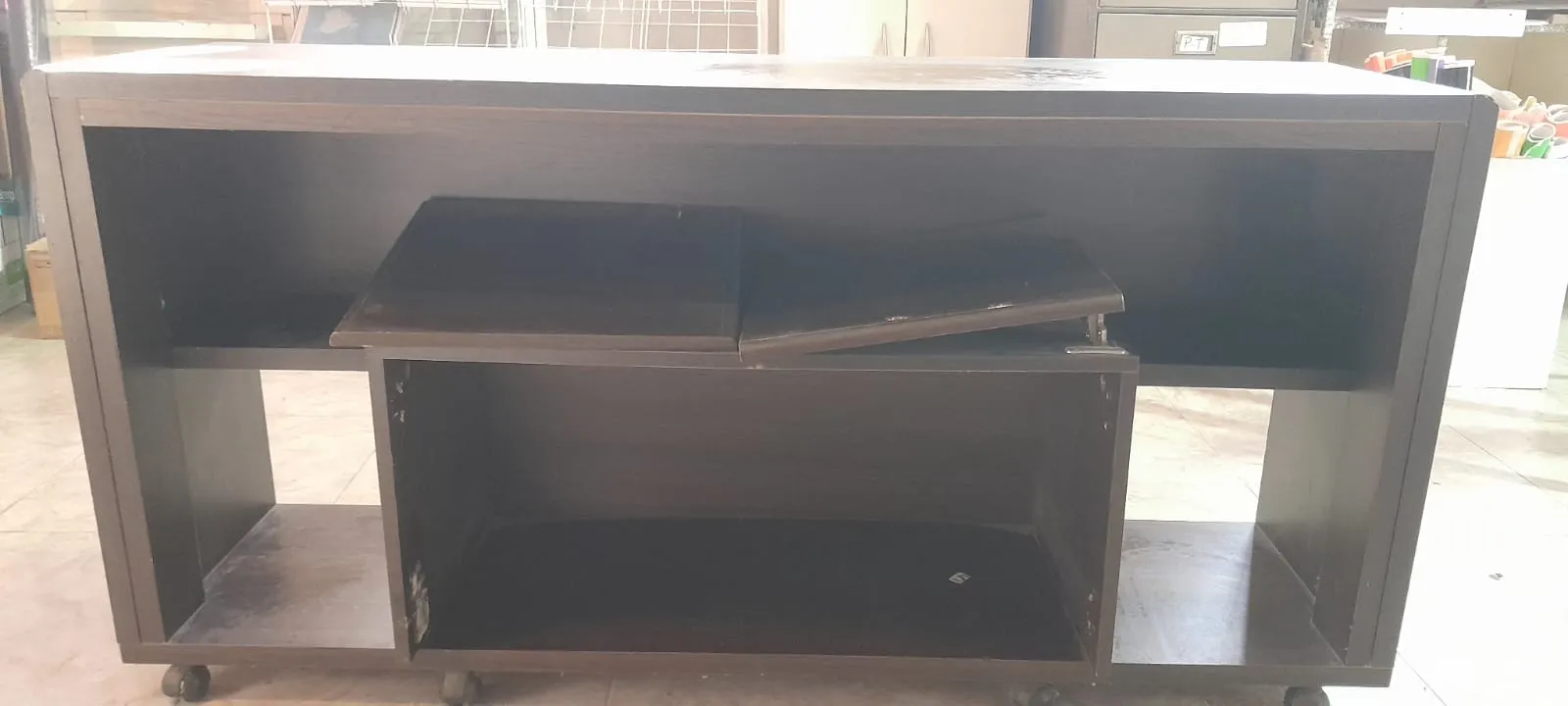 Mesa de tv tiene las puertas hay que ponerlas   1,35 x 67x35 esas son las medidas