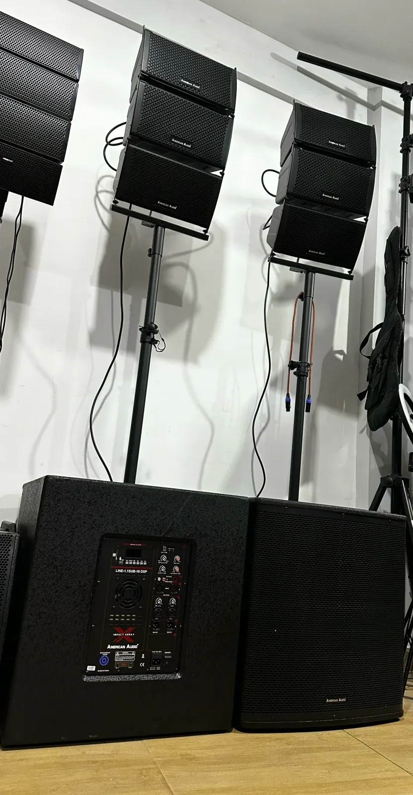 LINE ARRAY AMERICANA AUDIO BAJOS ACTIVOS 18" DELPAR DE COLUMNAS: 15,200bs  PEDIDOS: 69442828  PEDIDOS POR MAYOR: 69482978  INCLUYE:  2 BAJOS ACTIVOS DE 18" AMERICAN AUDIO  6 MEDIOS ARRAY CADA MEDIO 6" 1/2 2 PEDESTALES METALICOS  CABLES DE CONECCION  ENTRADAS:  USB-BLUETOOTH-SD-RCA-AUXILIAR 2 ENTRADAS DE MICROFONO - SISTEMA ECCO REGULABLE  💥SUB CROSSOVER💥 2 ENTRADAS EN CANON  2 SALIDAS EN CANON  6