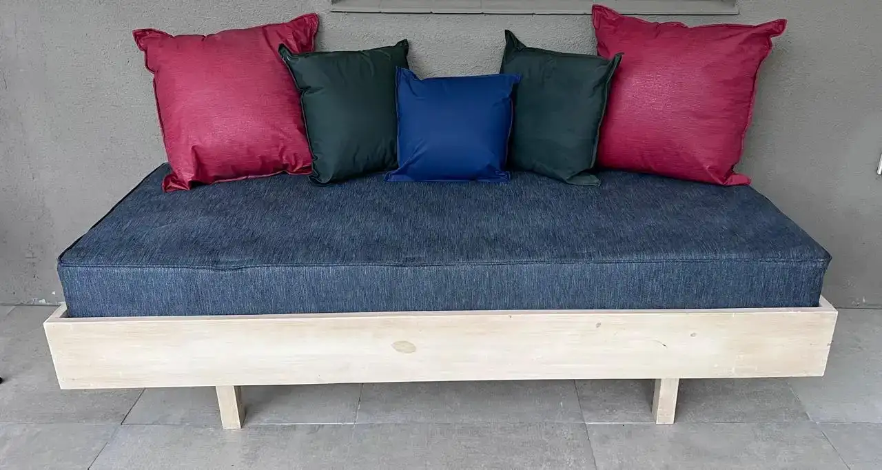 Catre con almohadones tapizado IMPERMEABLE - Ideal galeria / Piletas