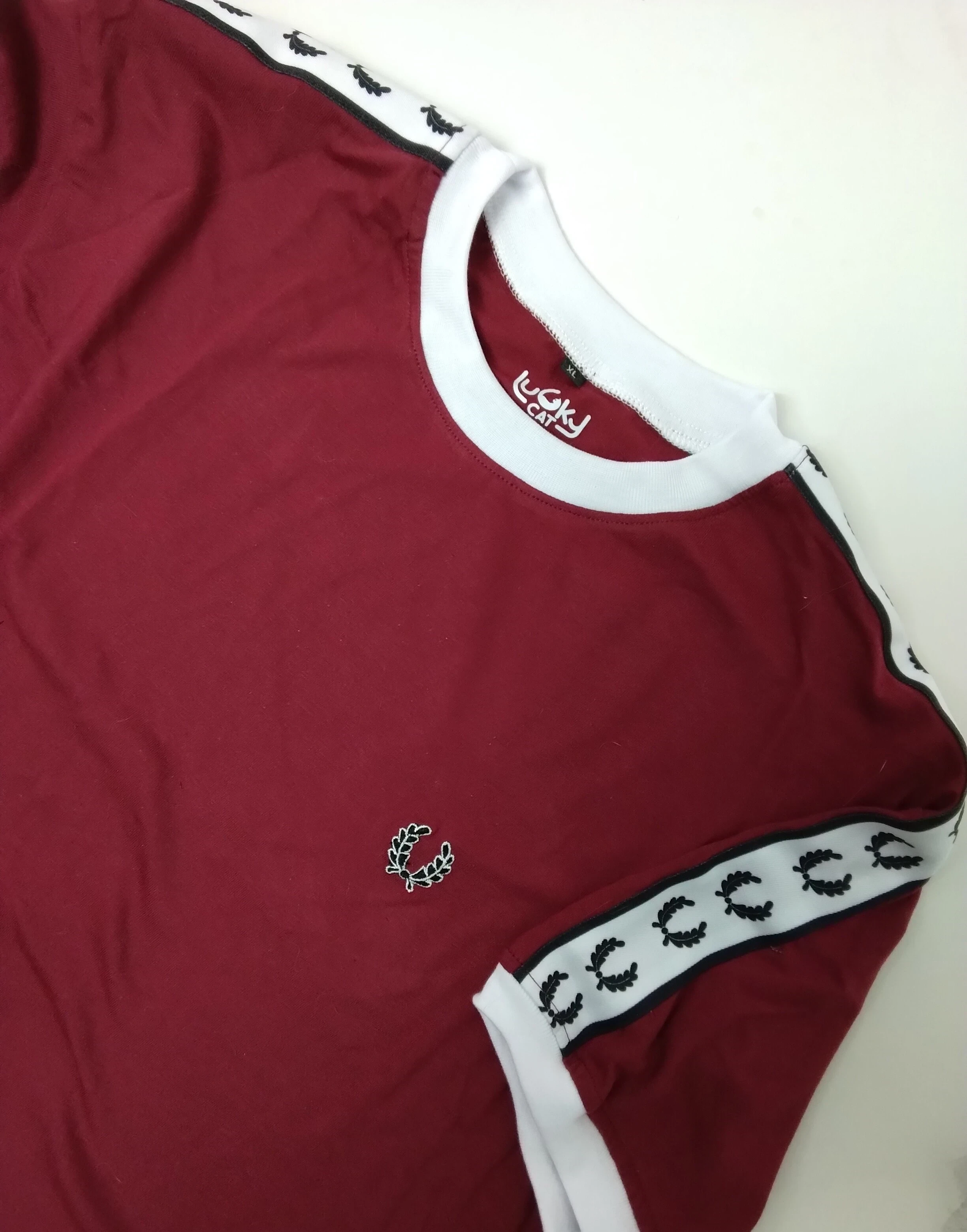 Camiseta vinotinto con cinta de laureles 