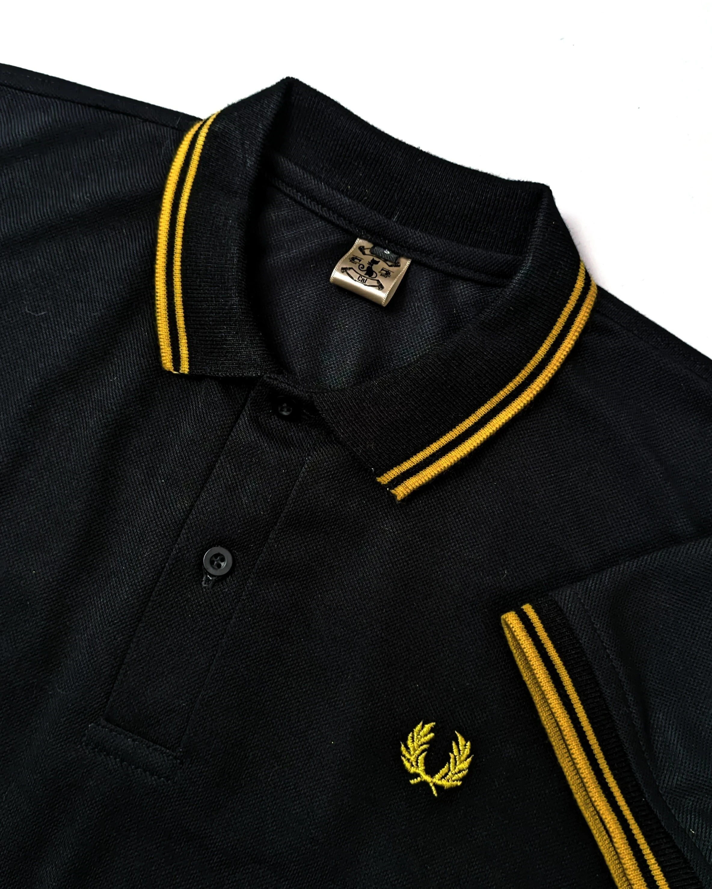 Camisa polo negra con amarillo 