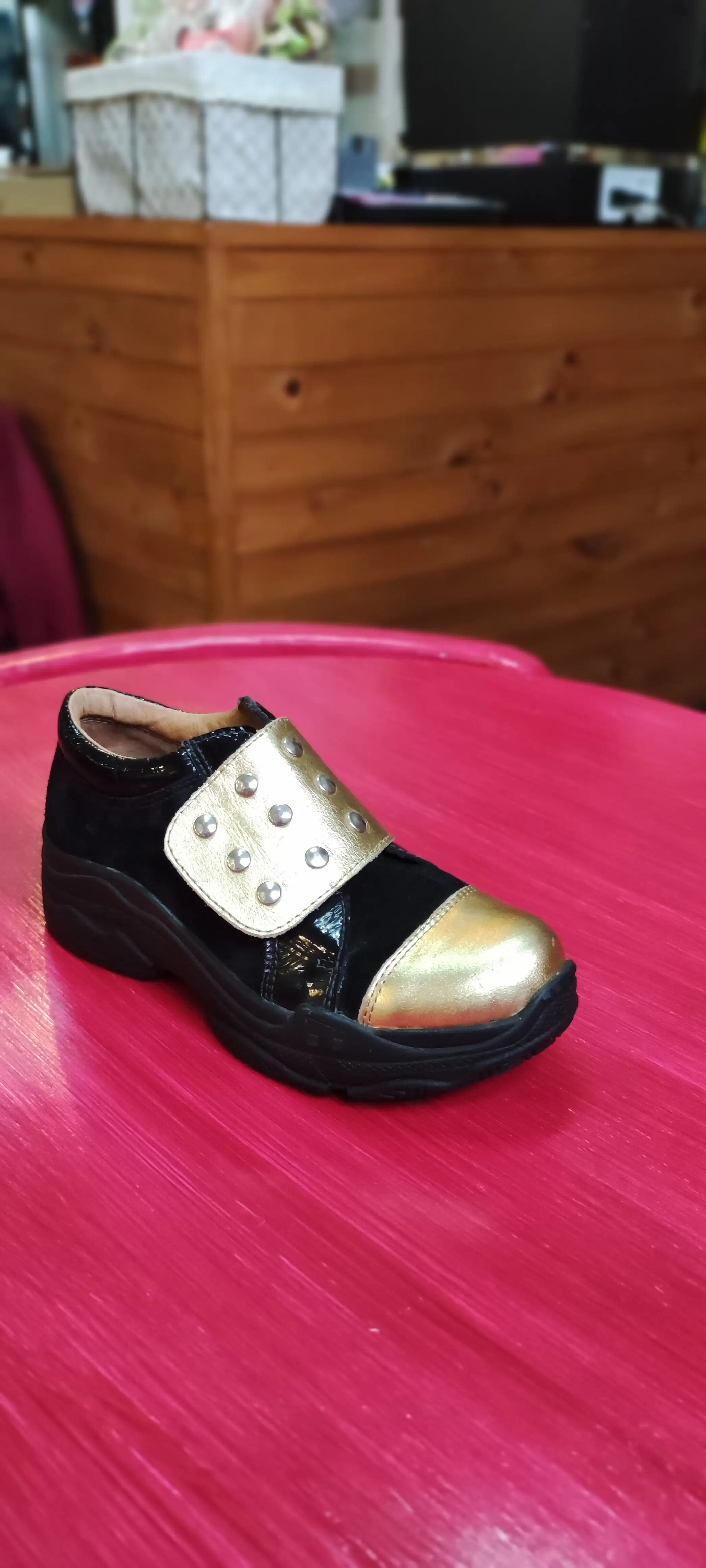 Zapatilla negro con dorado y Velcro 