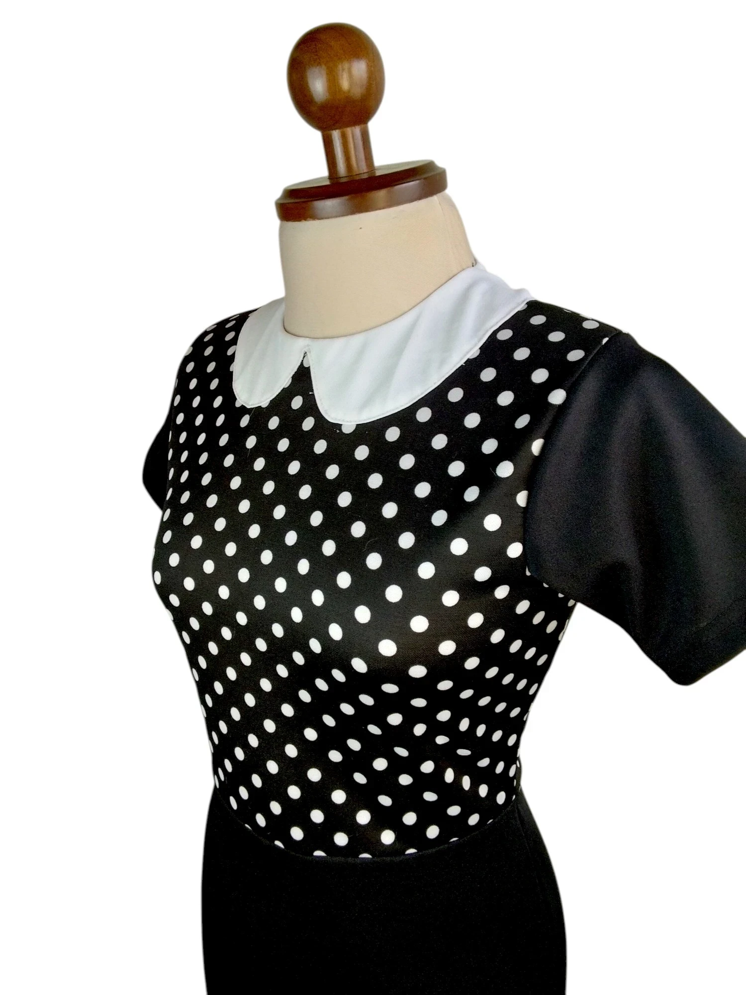 Vestido puntos negro con cuello blanco 2