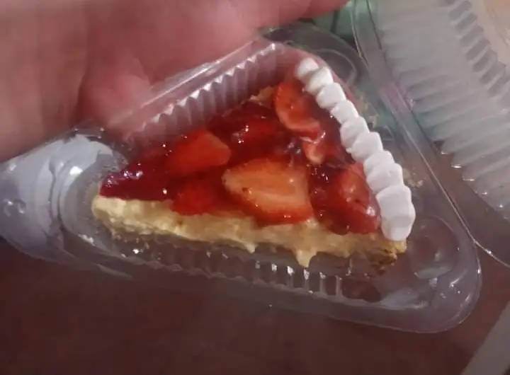 Rebanada pay de queso con fresas