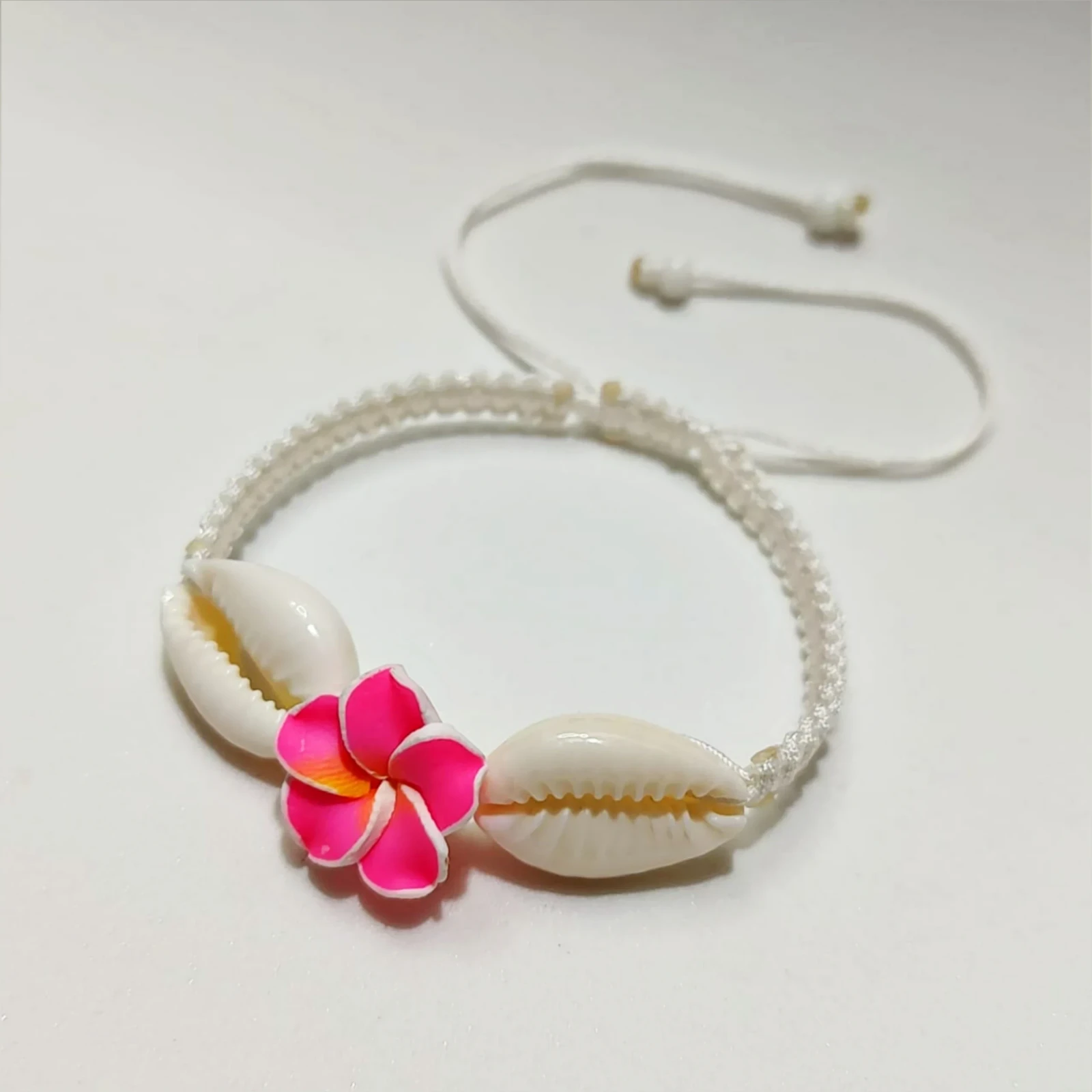 Pulsera de Conchas de Mar y Flor Rosa