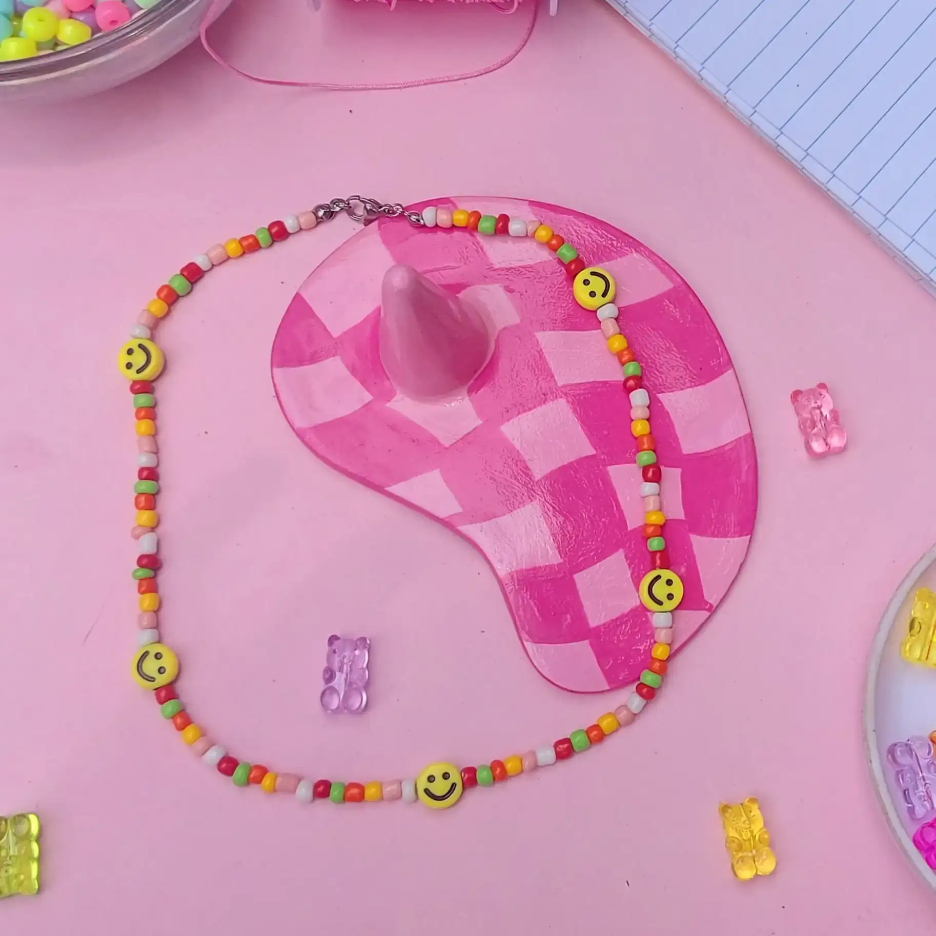 Collar de chaquira happy face